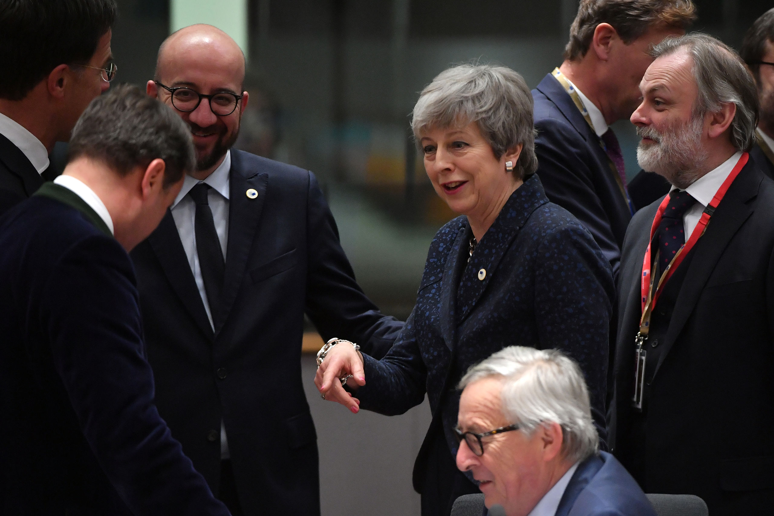 Theresa May praat met Luxemburgs premeir Xavier Bettel (tweede van links), Mark Rutte (links) en de Belgische premier Charles Michel (derde van links) op de eerste dag van de Europese Top in Brussel.
