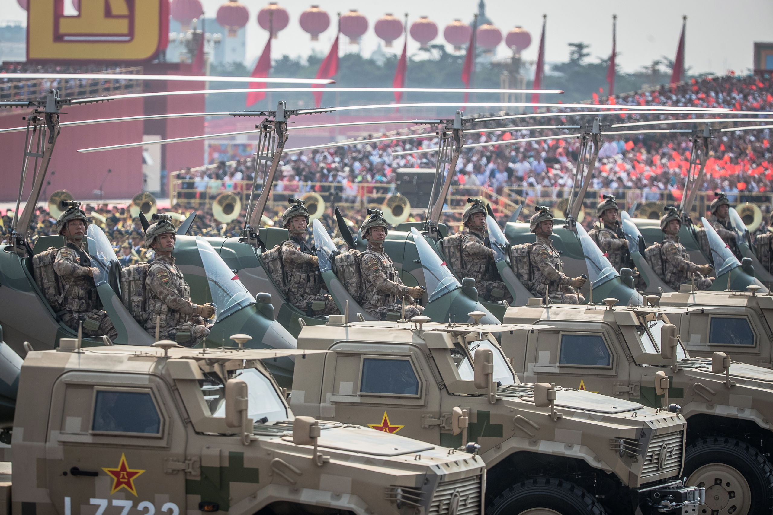 Chinese troepen in militaire voertuigen op Tiananmenplein. 