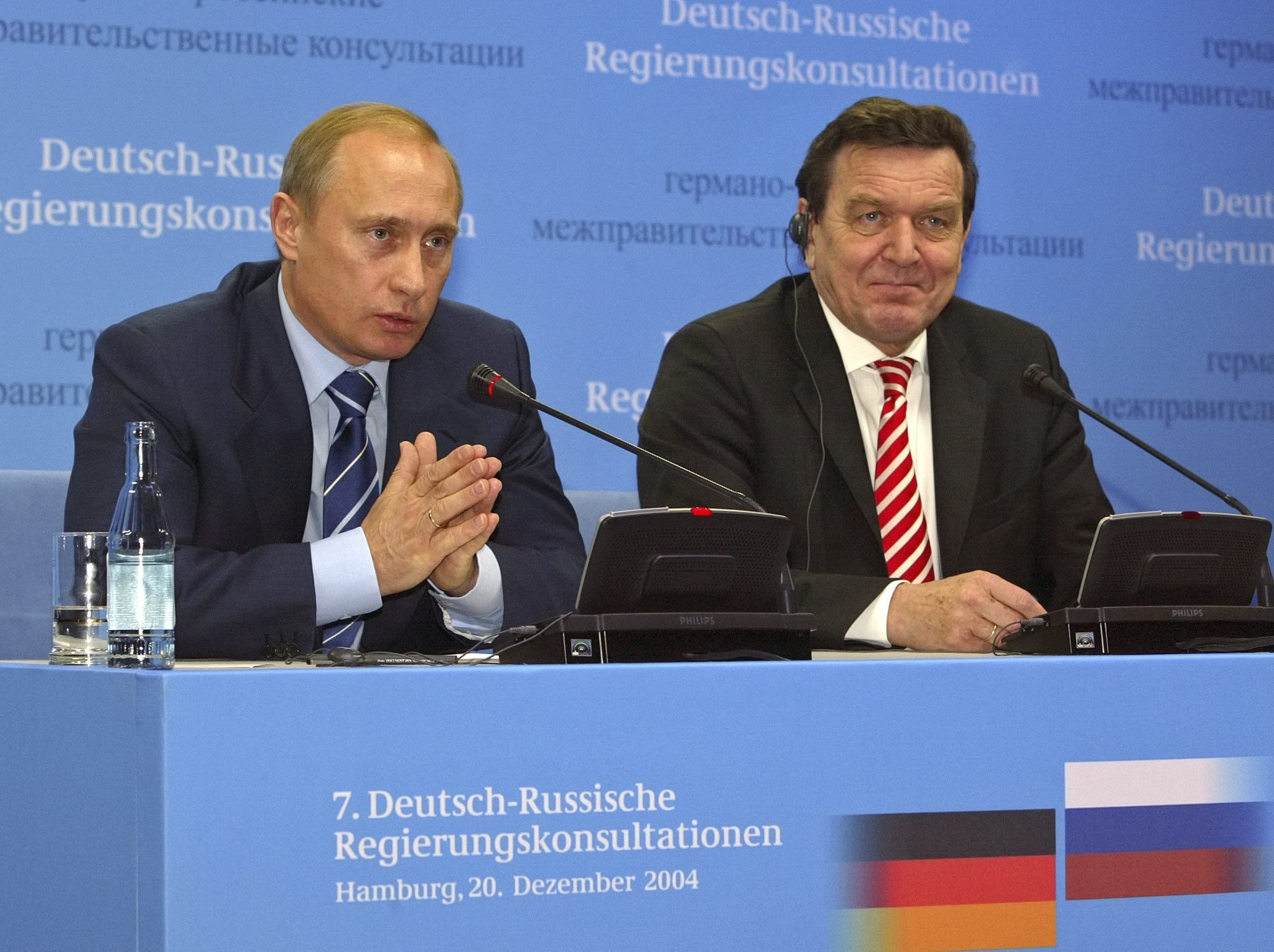 Gerhard Schröder naast de huidige Russische president Vladimir Poetin.