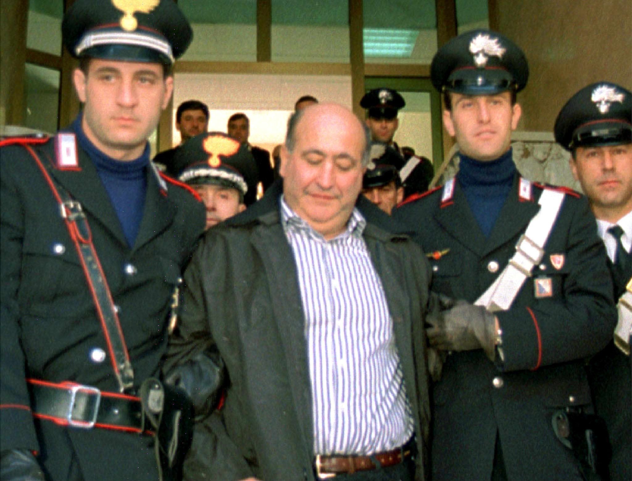 Mafia baas Giuseppe Piromalli (C) wordt naar de gevangenis geleid.