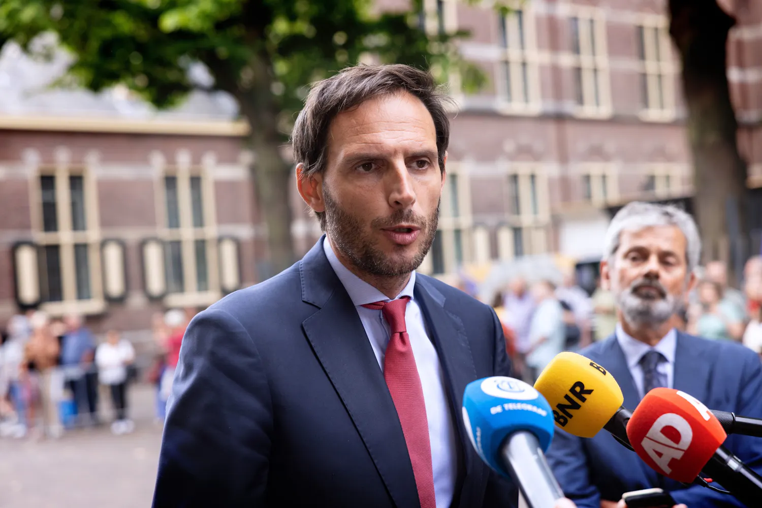'Of Hoekstra bindt in, of het CDA laat minister Van der Wal vallen ...