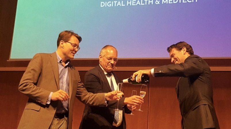Pioniers in de zorg: Prins Constantijn (StartupDelta) en Erik Gerritsen (secretaris generaal VWS) vieren samen met Rogier Barents van medtechfonds the Blue Sparrows de toekenning van 6 miljoen euro. 