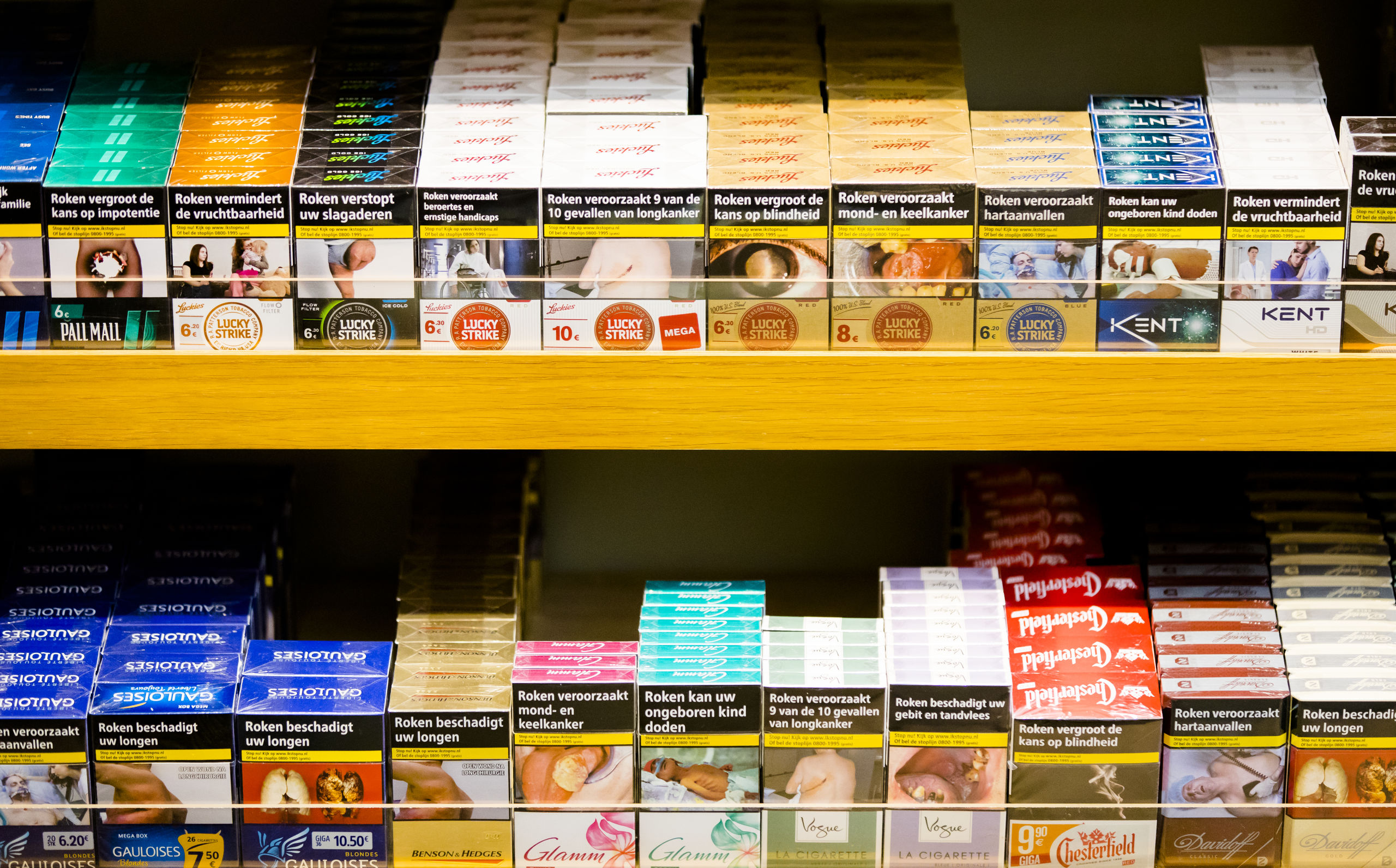 Pakjes sigaretten in een schap.