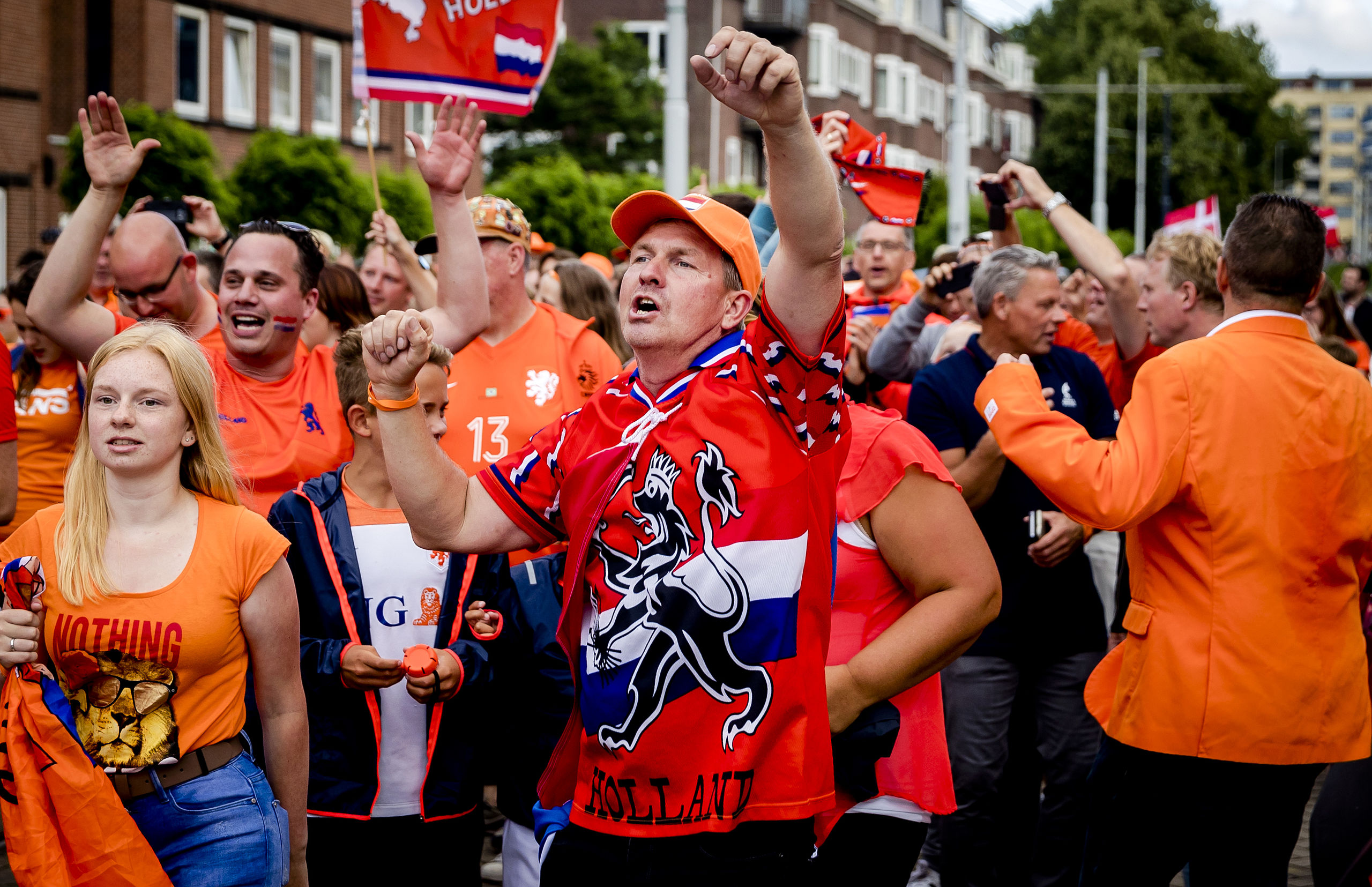 Voetbalsupporters lopen voorafgaand aan de wedstrijd Nederland - Denemarken naar het Sparta stadion.