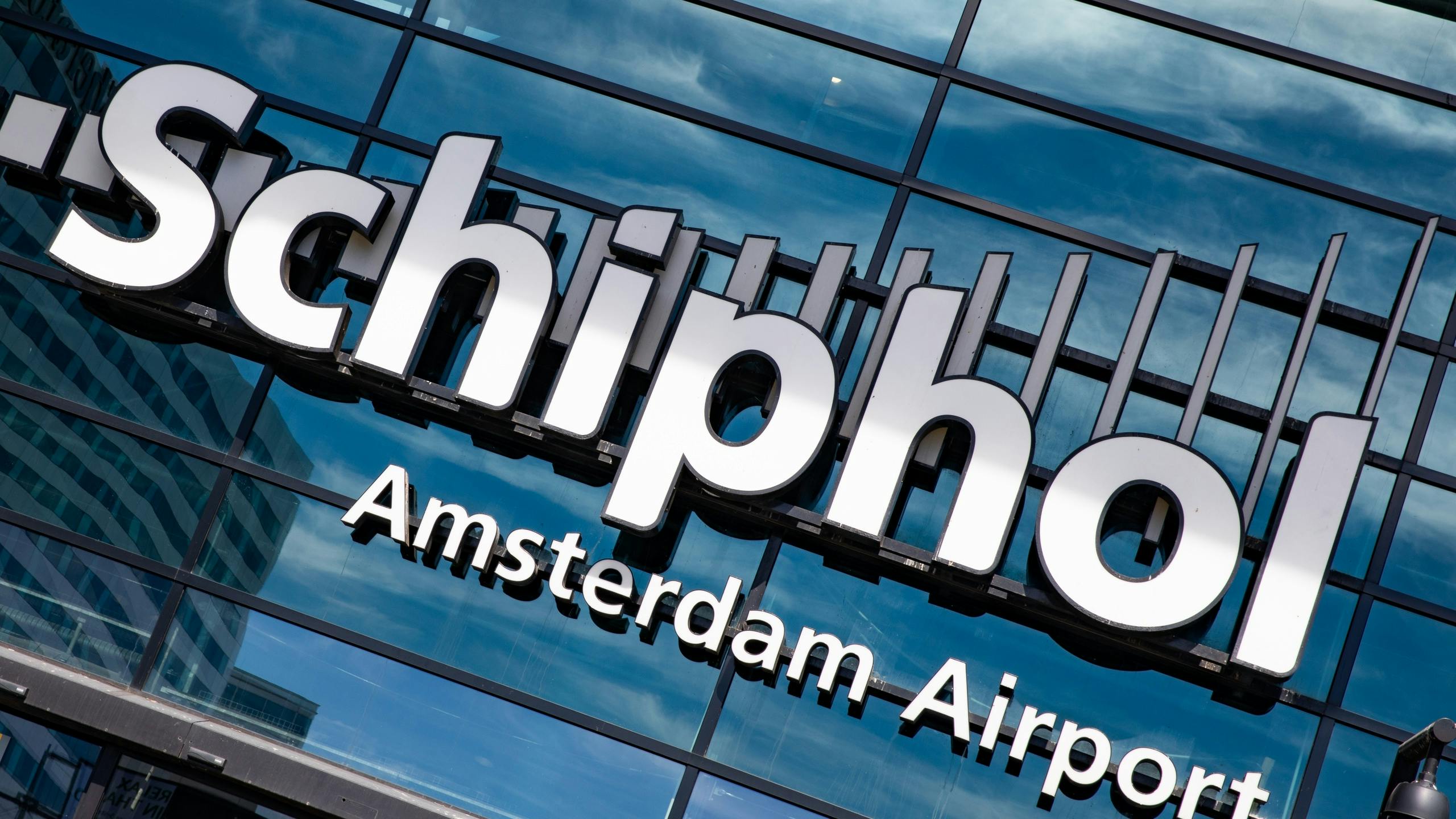 Schiphol gaat door chaos gestrande reizigers compenseren