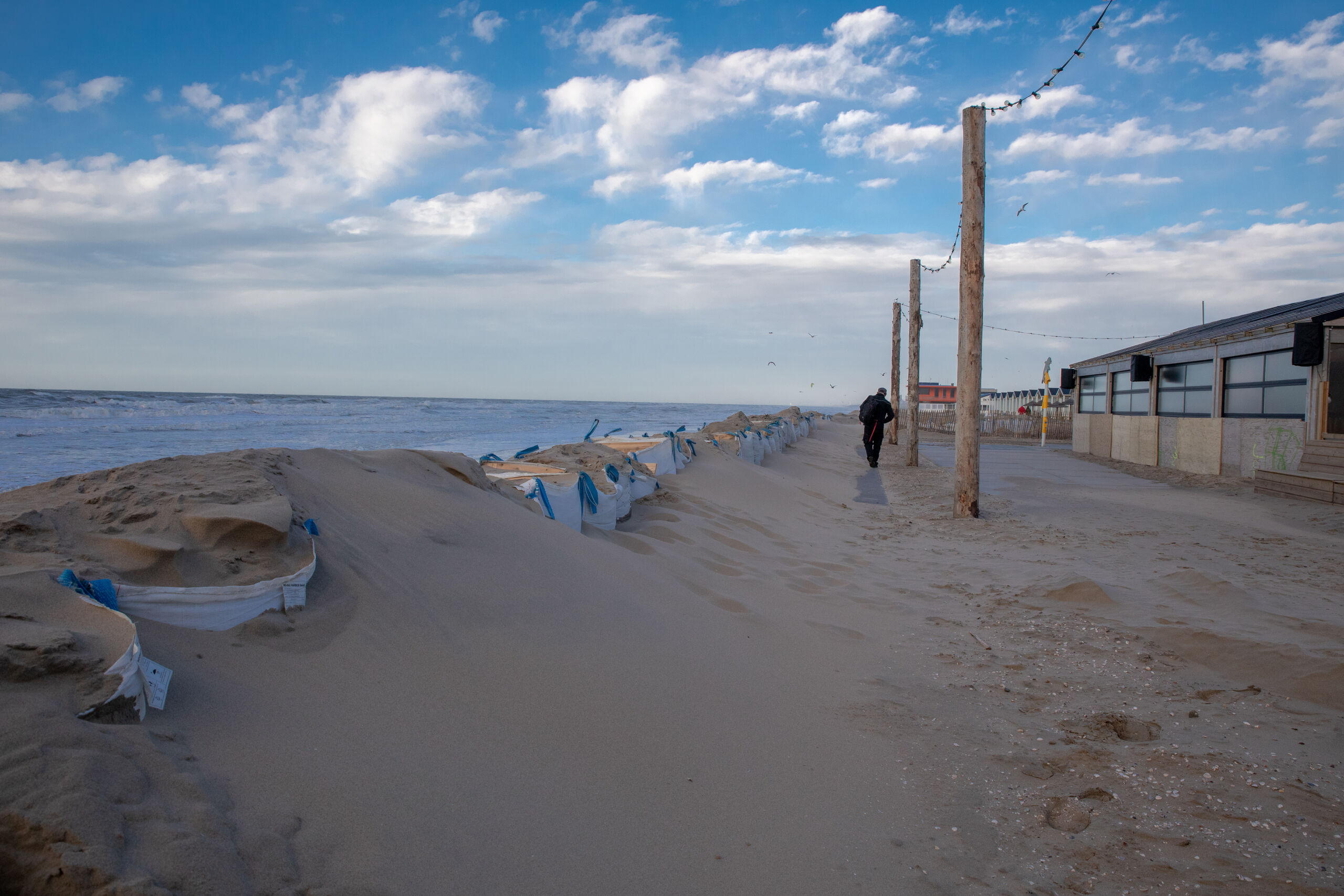 Katwijk aan Zee- Door het hoge water staat het strand deels onder water. Strandtent eigenaren zijn bezig om hun tenten storm klaar te maken.