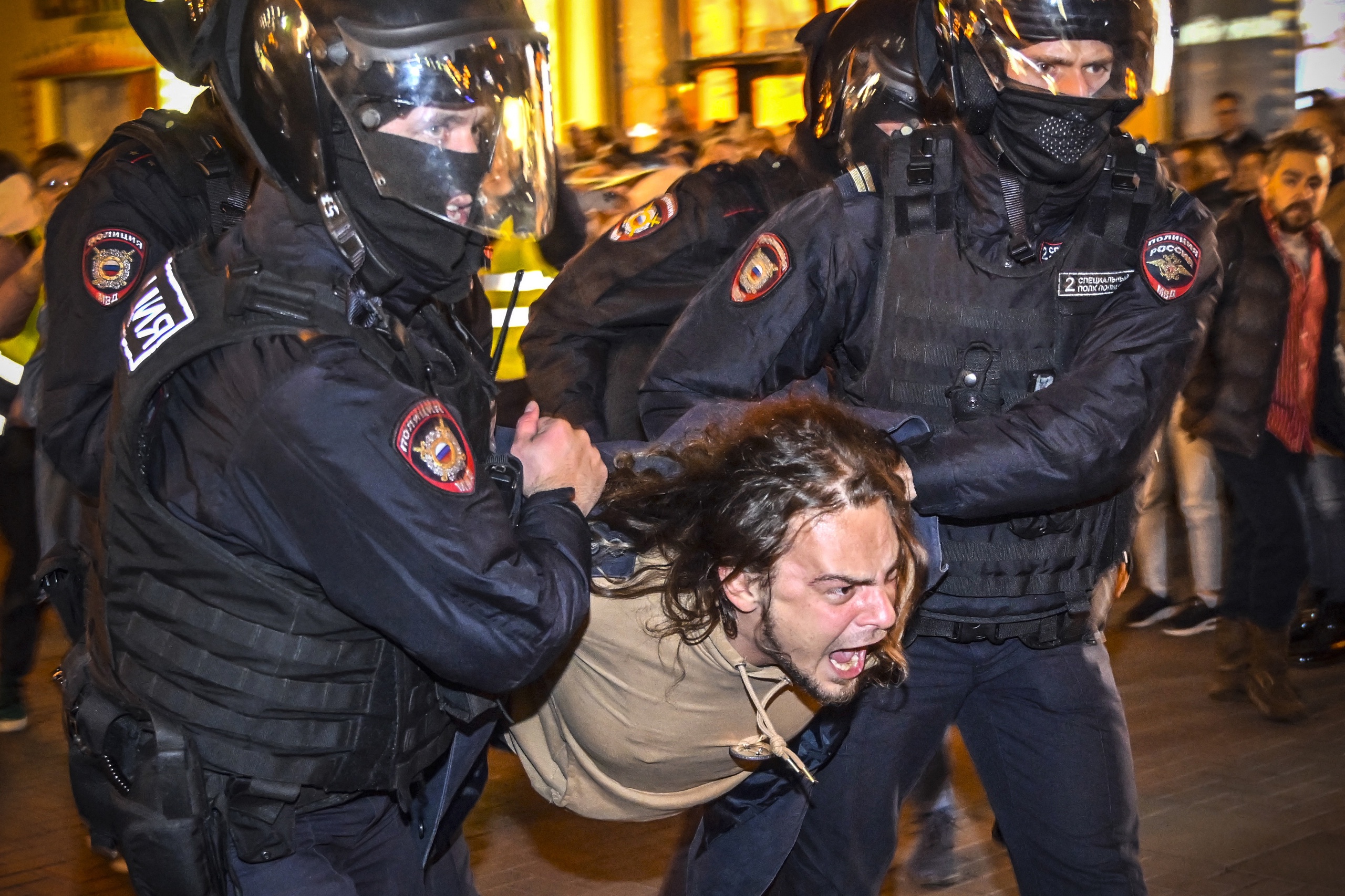 De Moskouse Russische oproerpolitie arresteert een anti-oorlogsdemonstrant
