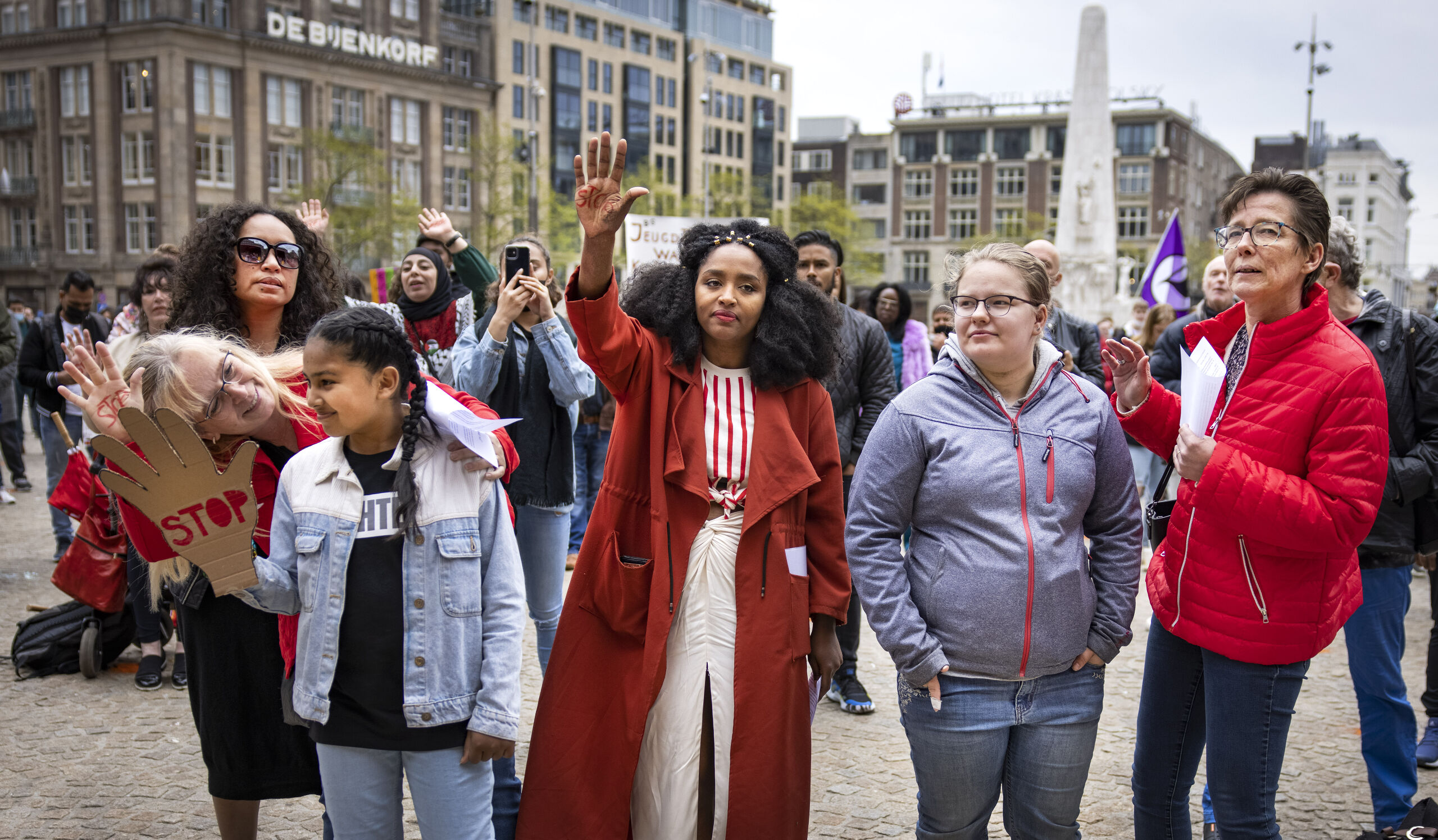 Op de Dam in Amsterdam protesteerden gedupeerden van de toeslagenaffaire in mei tegen de politiek en de Belastingdienst.