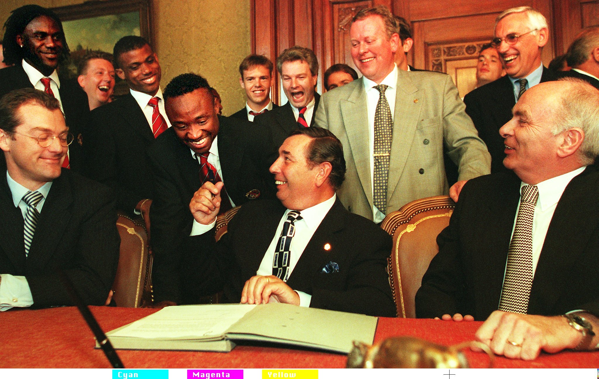 Penningmeester Arie van Os en voorzitter Michael van Praag tijdens de ondertekening van de beursgang in 1998. 