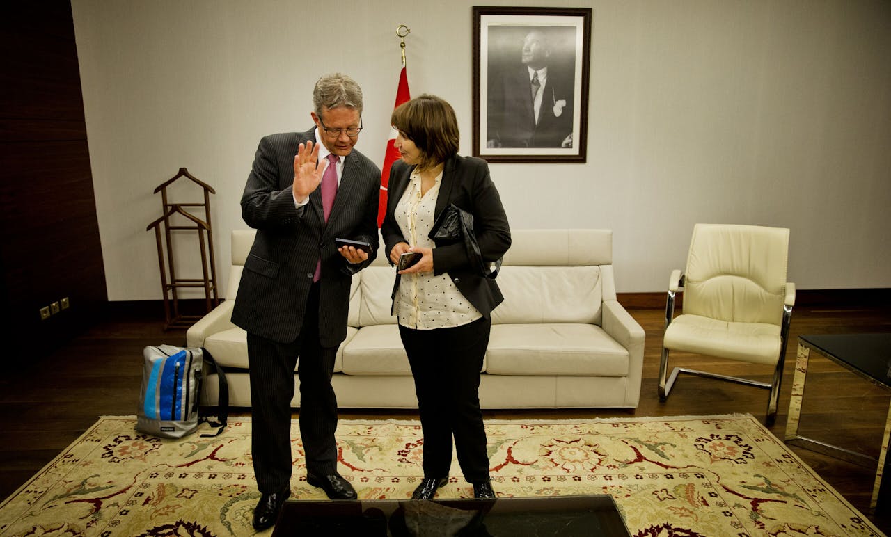 Toenmalig handelsminister Lilianne Ploumen op de luchthaven van Istanbul in gesprek met toenmalig Turkije-ambassadeur Ron Keller, 2014. JERRY LAMPEN