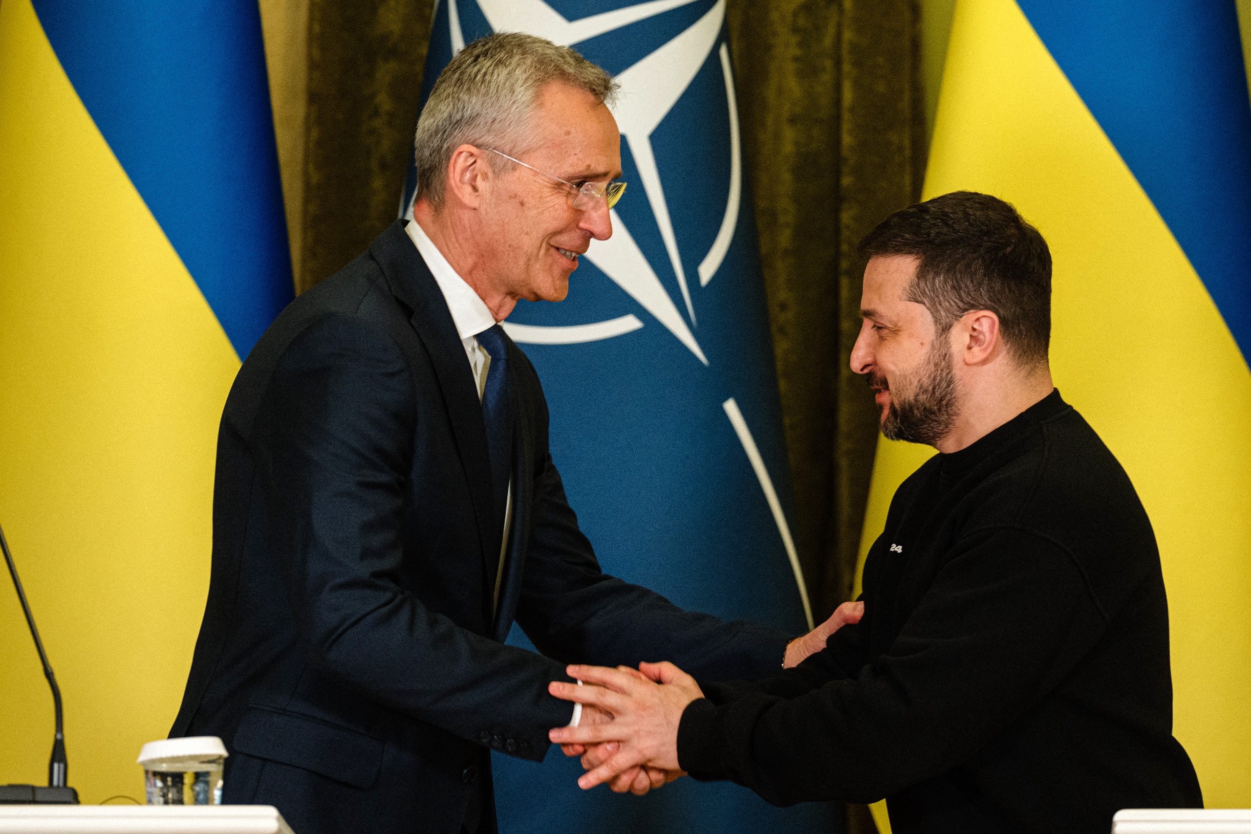 Il segretario generale della NATO Jens Stoltenberg e il presidente ucraino Zelensky.  Da presentare da parte dell'Unione Europea 