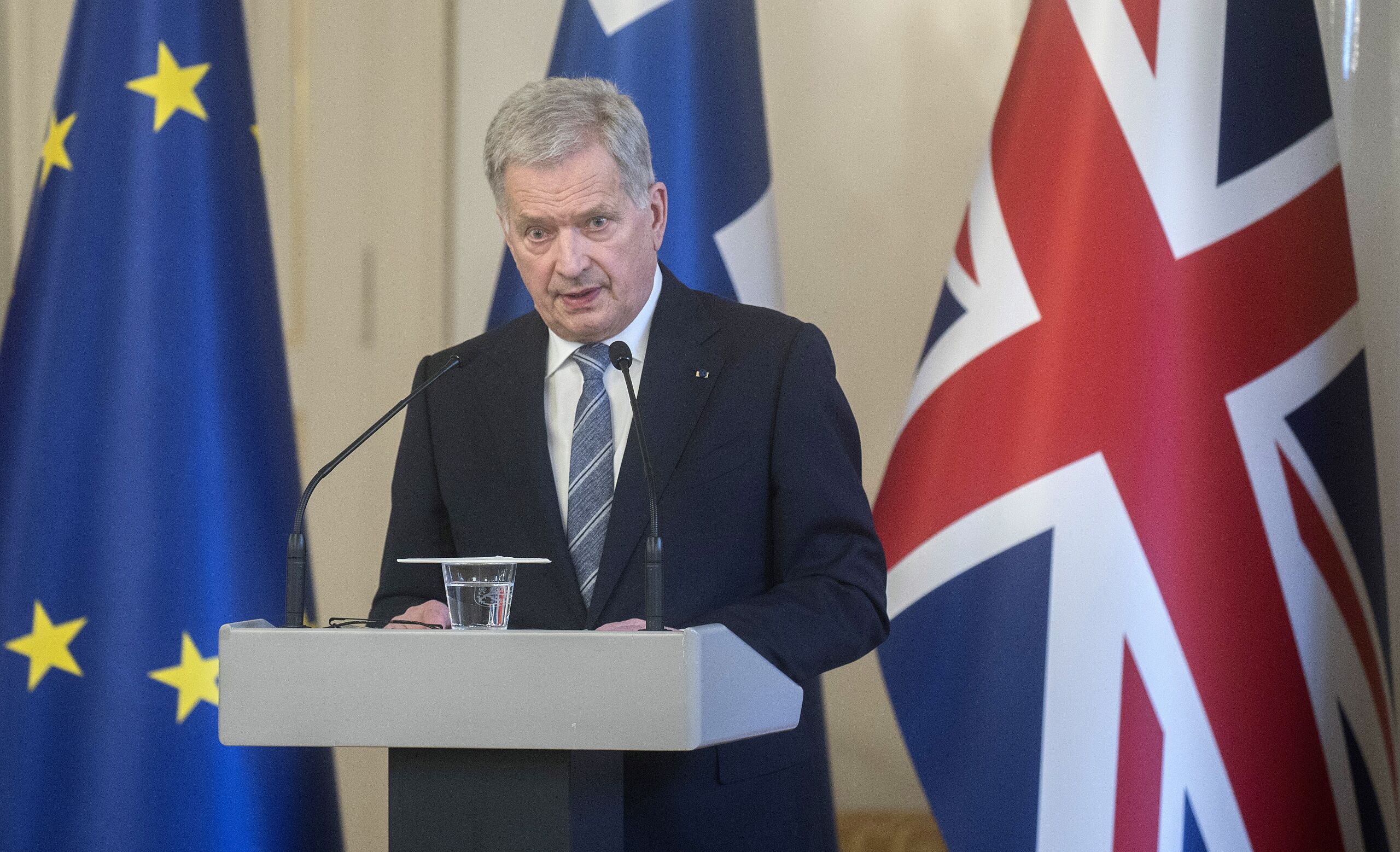 De Finse president Sauli Niinistö tijdens de persconferentie met de Britse premier Johnson eerder deze week na het tekenen van een overeenkomst op het gebied van militaire samenwerking. 