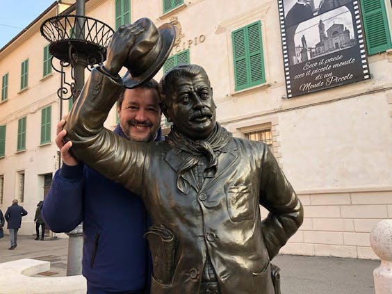 Mateo Salvini en Peppone, een fictieve communistische burgemeester uit de Don Camillo-reeks