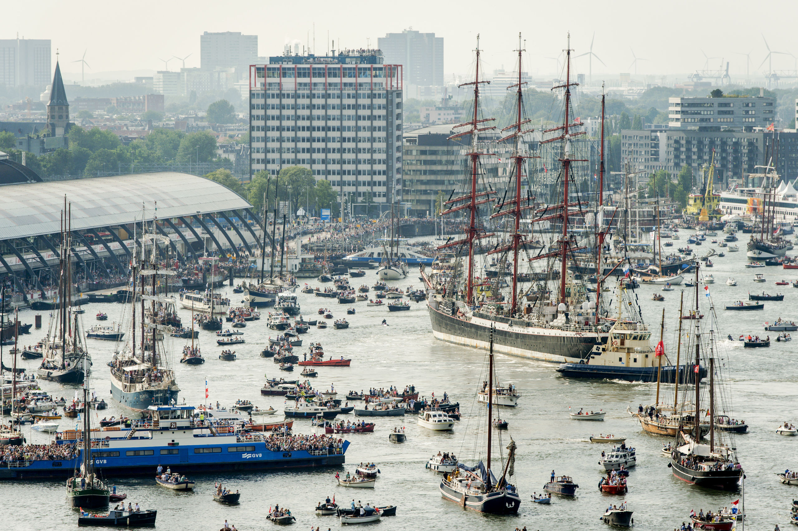 De Tall Ships verlaten SAIL Amsterdam. 