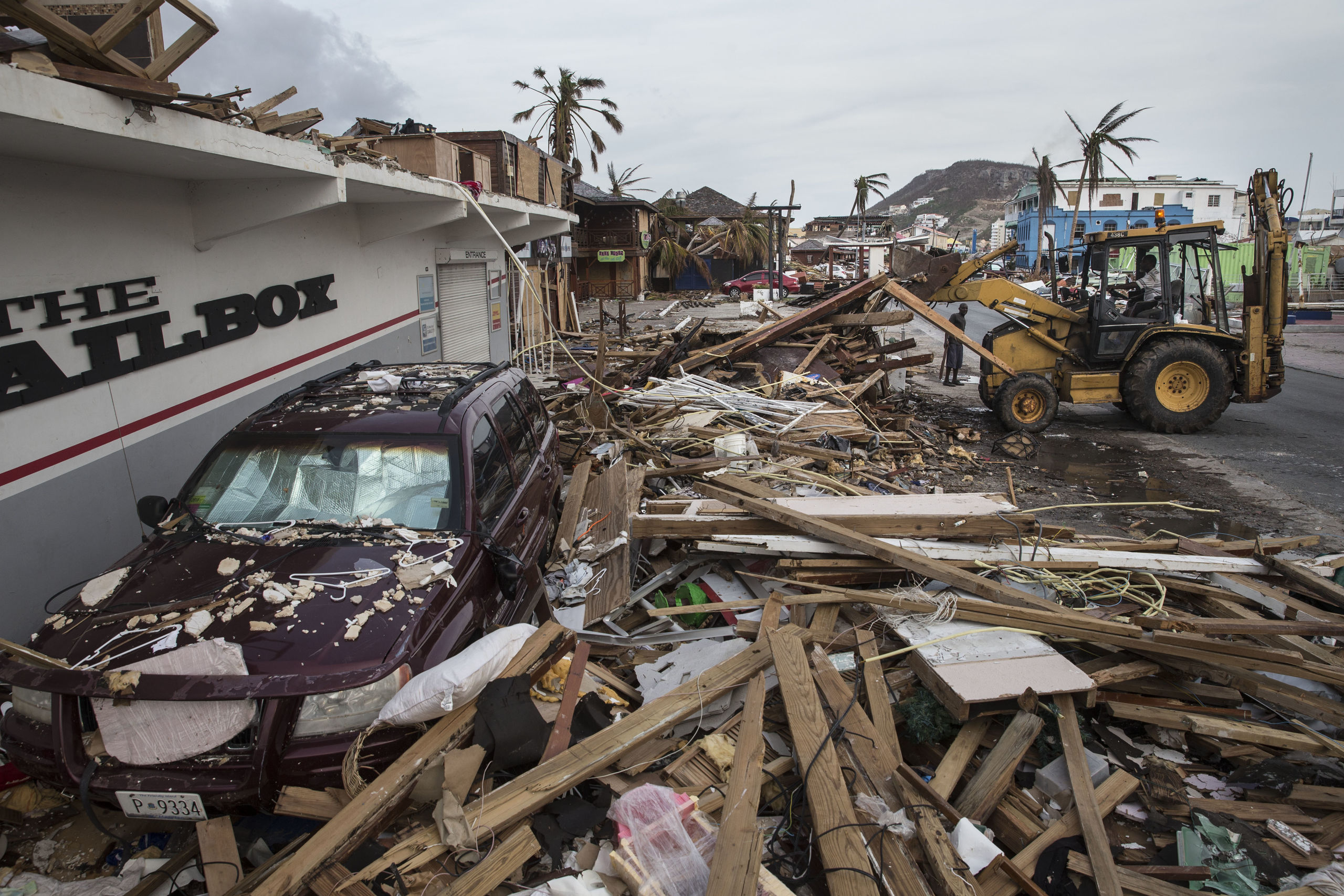 2017-09-21 22:00:44 SINT MAARTEN - Op Sint Maarten wordt een begin gemaakt met het opruimen van de rotzooi na het passeren van de orkanen Irma en Maria. ANP VINCENT JANNINK