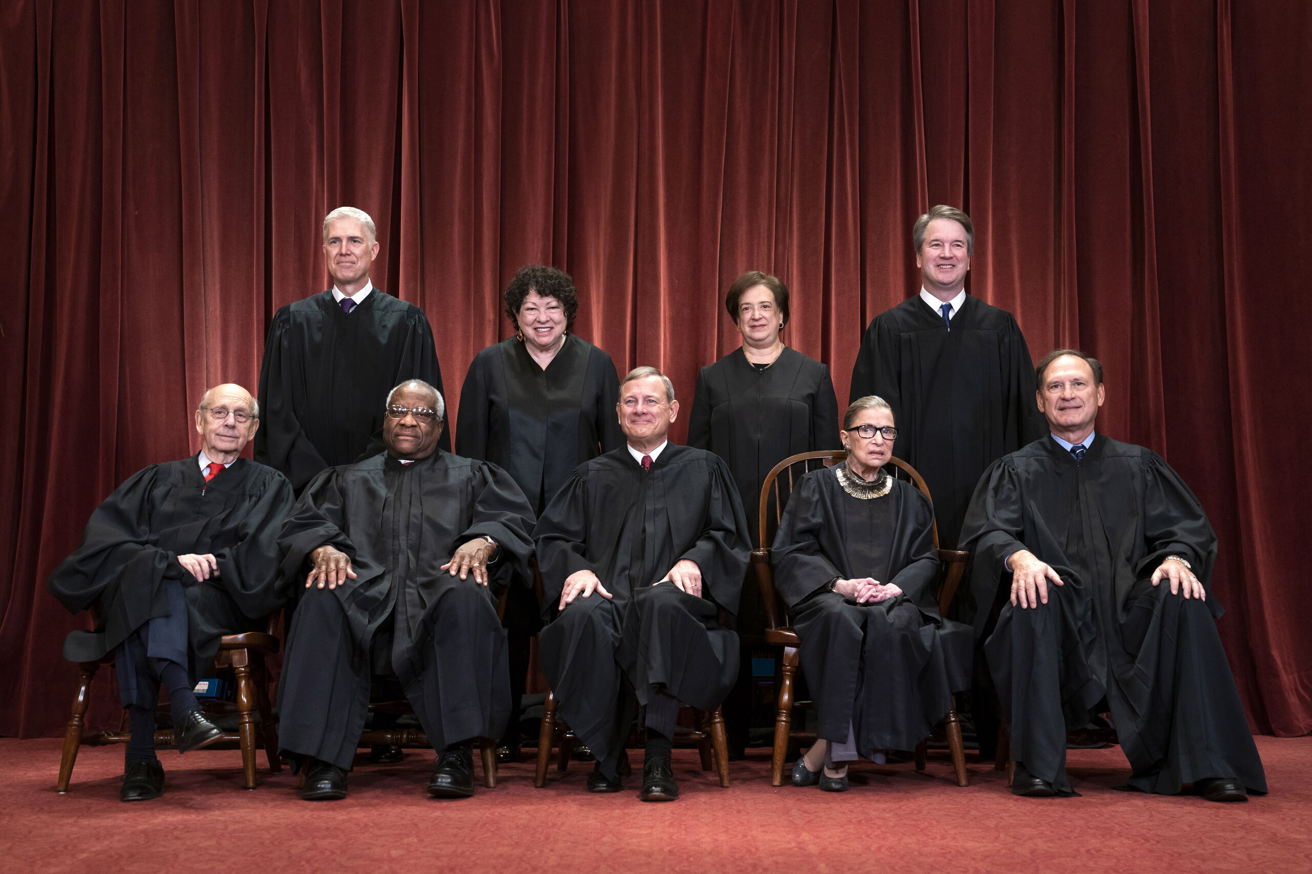 Het Amerikaanse hooggerechtshof met de overleden Ruth Bader Ginsburg zittend tweede van rechts