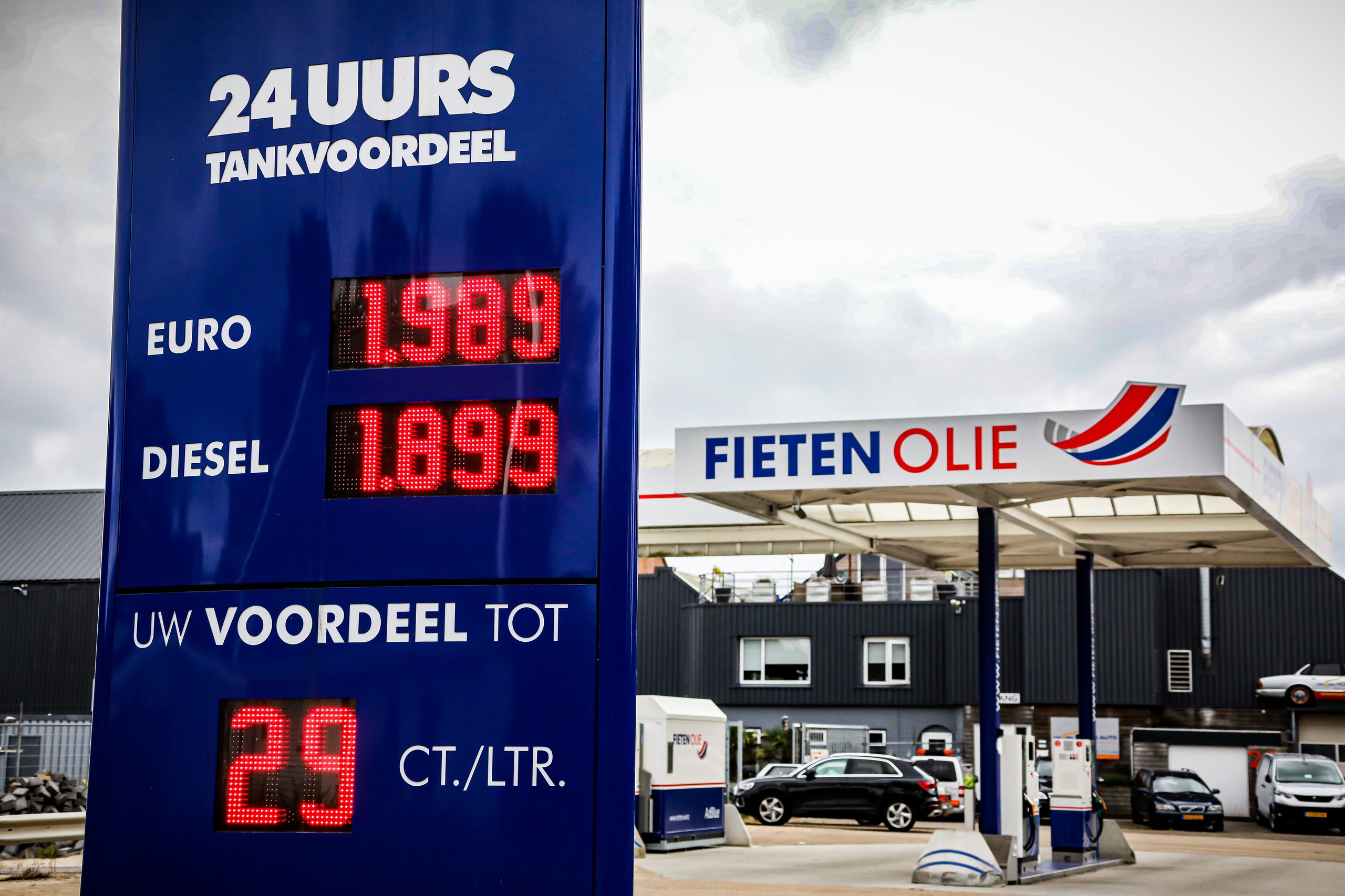 Bij het tankstation van Fieten Olie in Oude Pekela zijn de brandstofprijzen voor het eerst sinds enkele maanden gedaald tot onder de twee euro. 