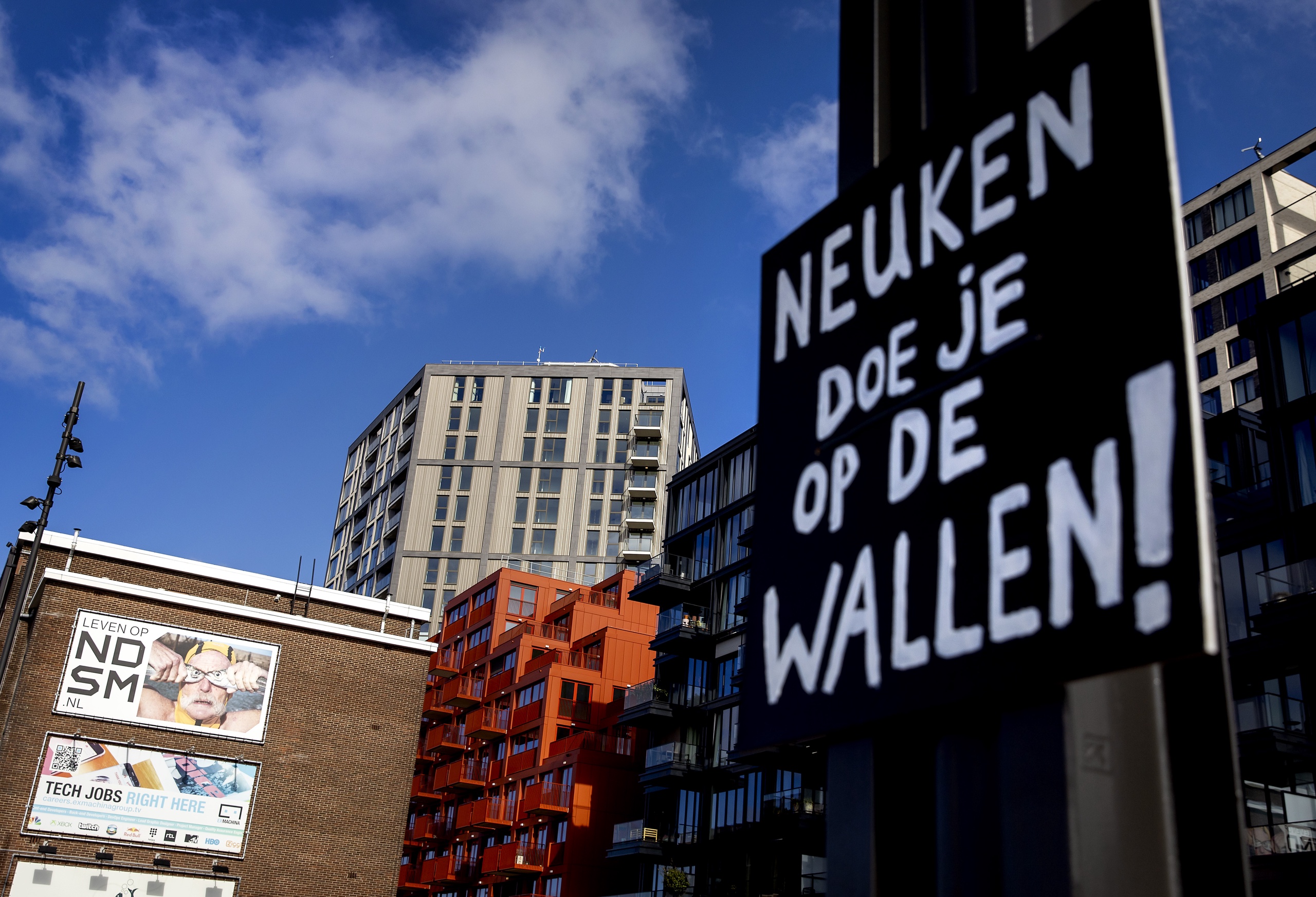 Ook de RAI is tegen de komst van het erotisch centrum op de Zuidas in Amsterdam. Dat zegt een woordvoerder van het evenementencentrum tegen BNR. De gemeente Amsterdam wil de prostitutie op de Wallen verplaatsen, maar stuit daarbij op fel verzet. 