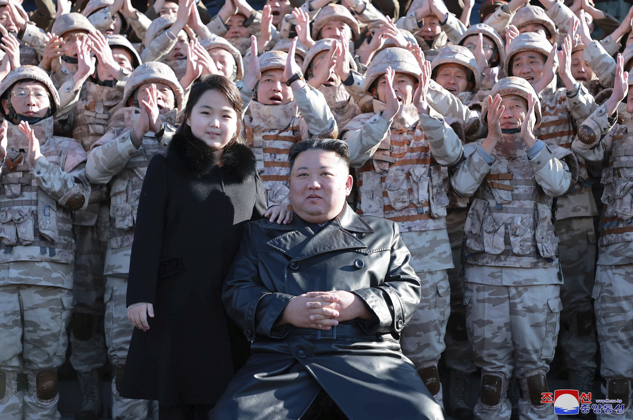 Kim Jong-un met zijn dochter, vermoedelijk tijdens zijn bezoek aan de Hwasong-17 van zondag