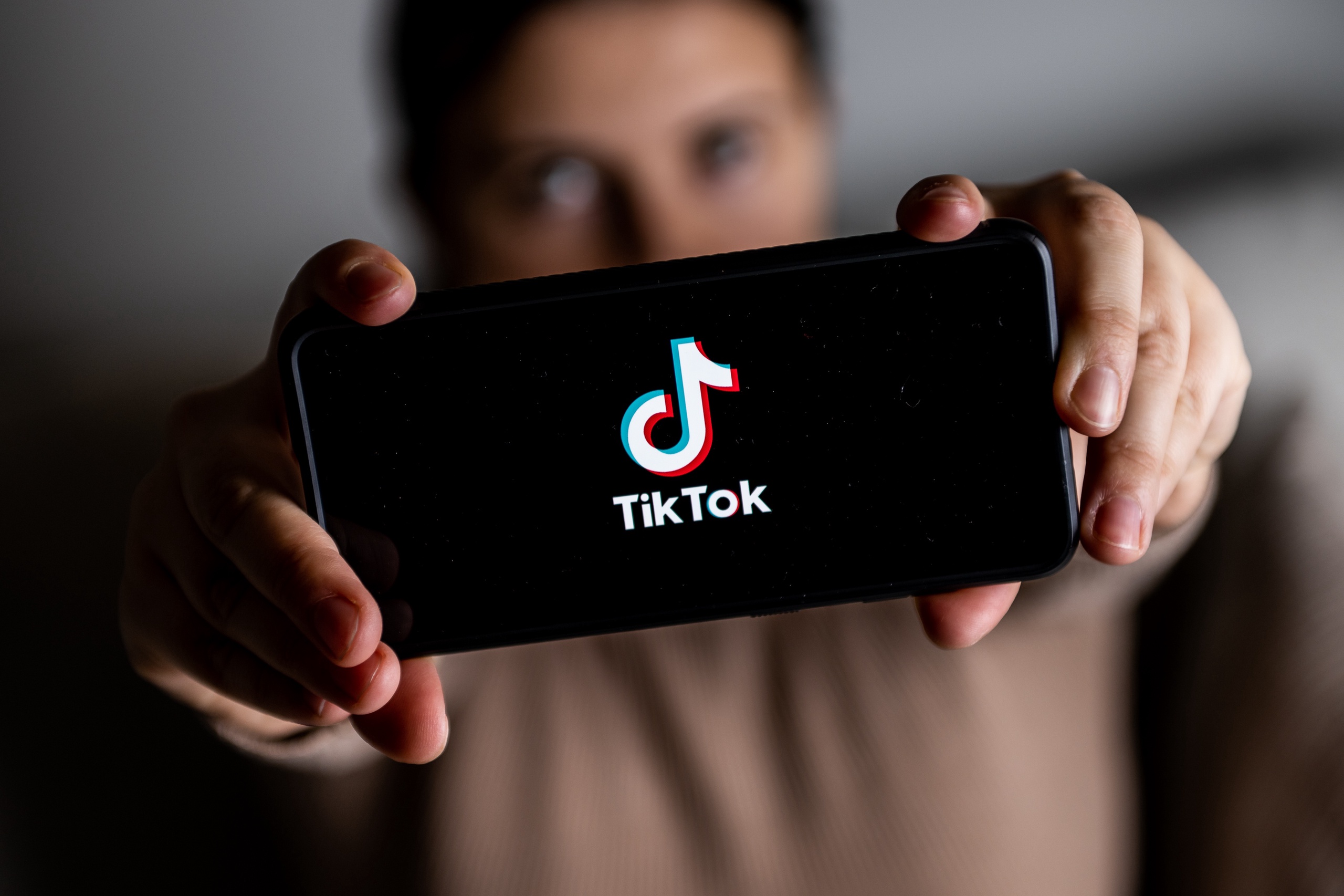 Voor steeds meer overheden komt het social medium TikTok onder een vergrootglas te liggen. De app, vroeger populair voor de dansfilmpjes, maar tegenwoordig ook vanwege de memes en (des)informatie, zou grote risico's met zich meebrengen, zo stellen overheden.