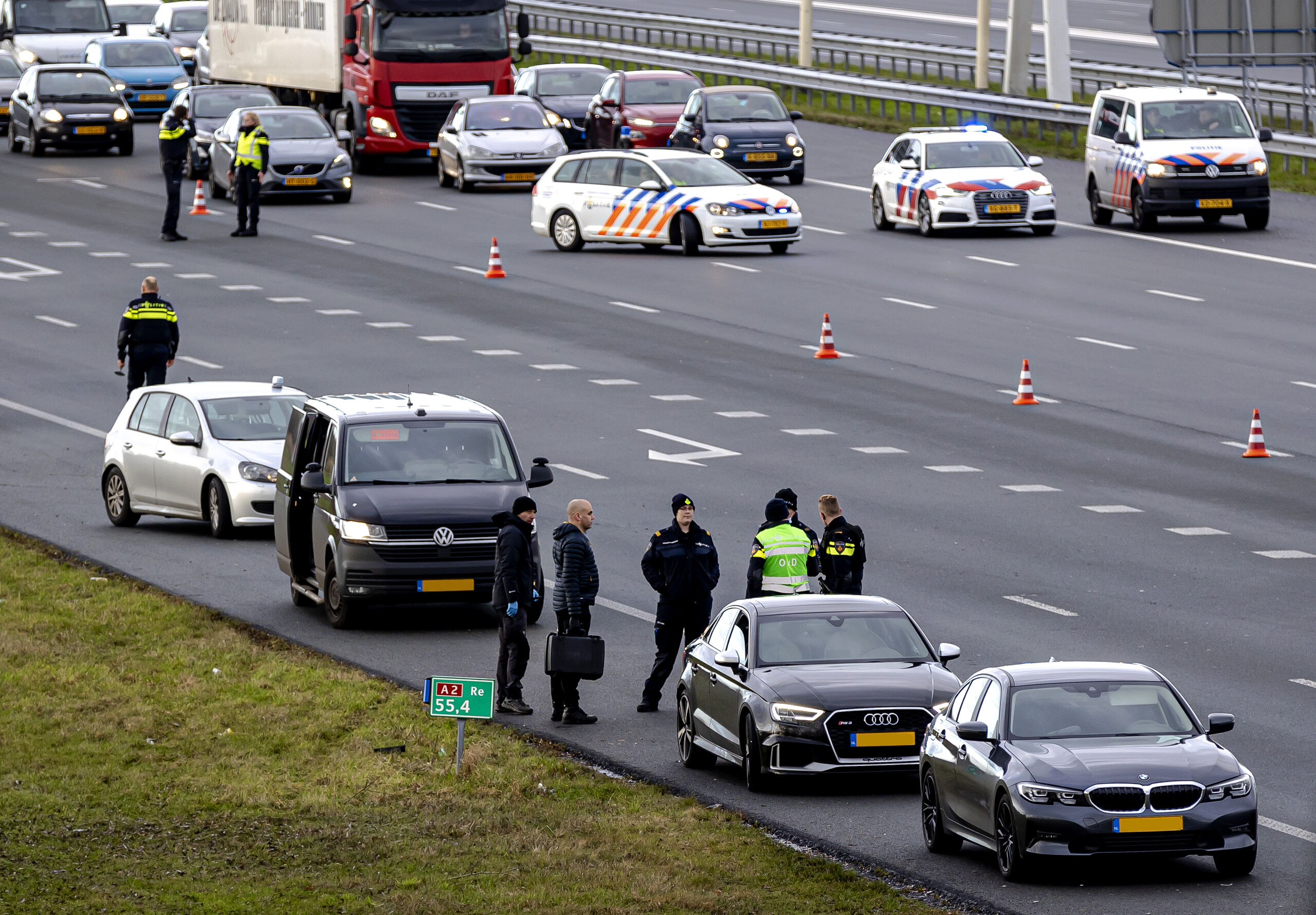 De politie voert onderzoek uit op de A2