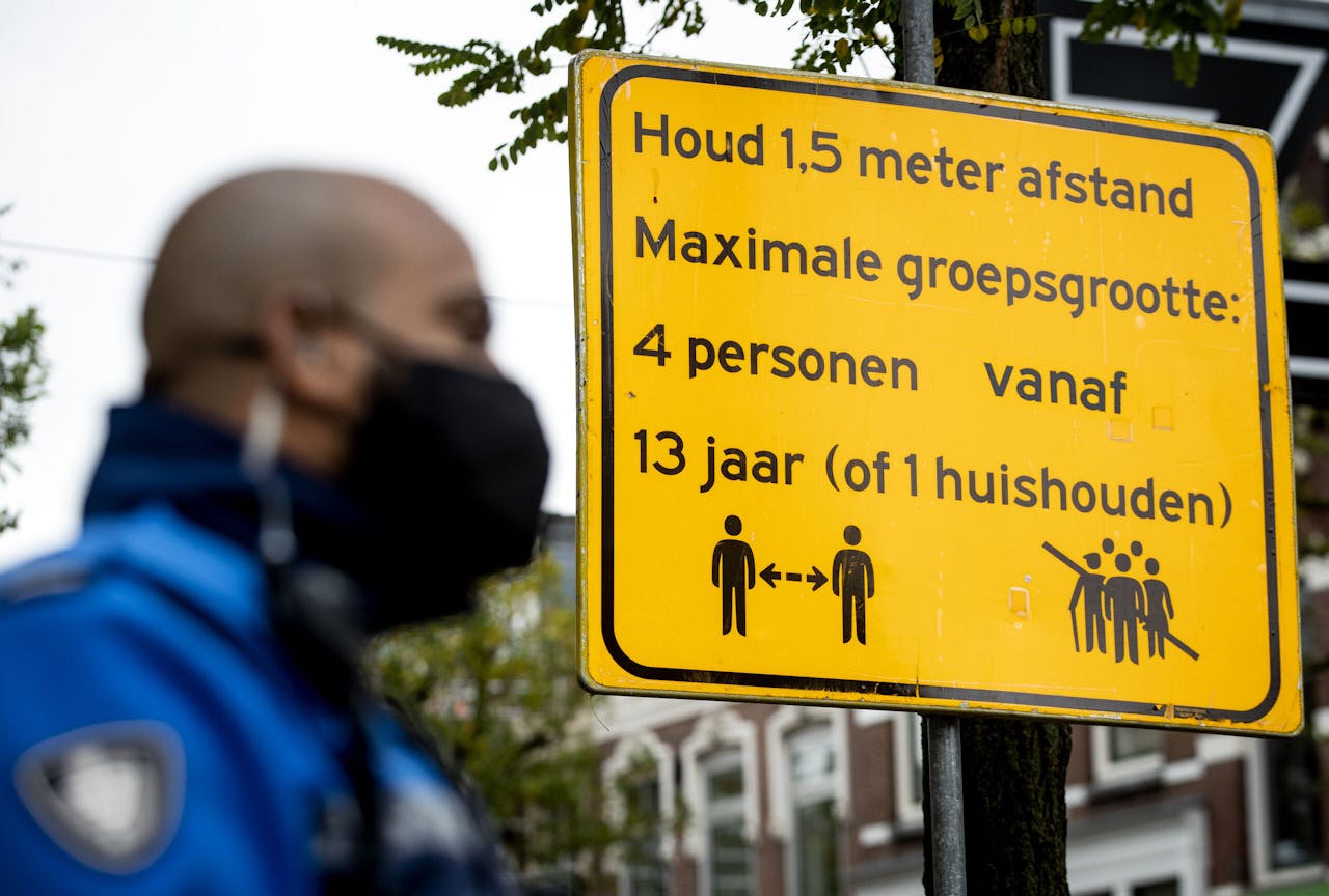Buitengewoon opsporingsambtenaars (BOA) houden toezicht in het centrum van Rotterdam.
