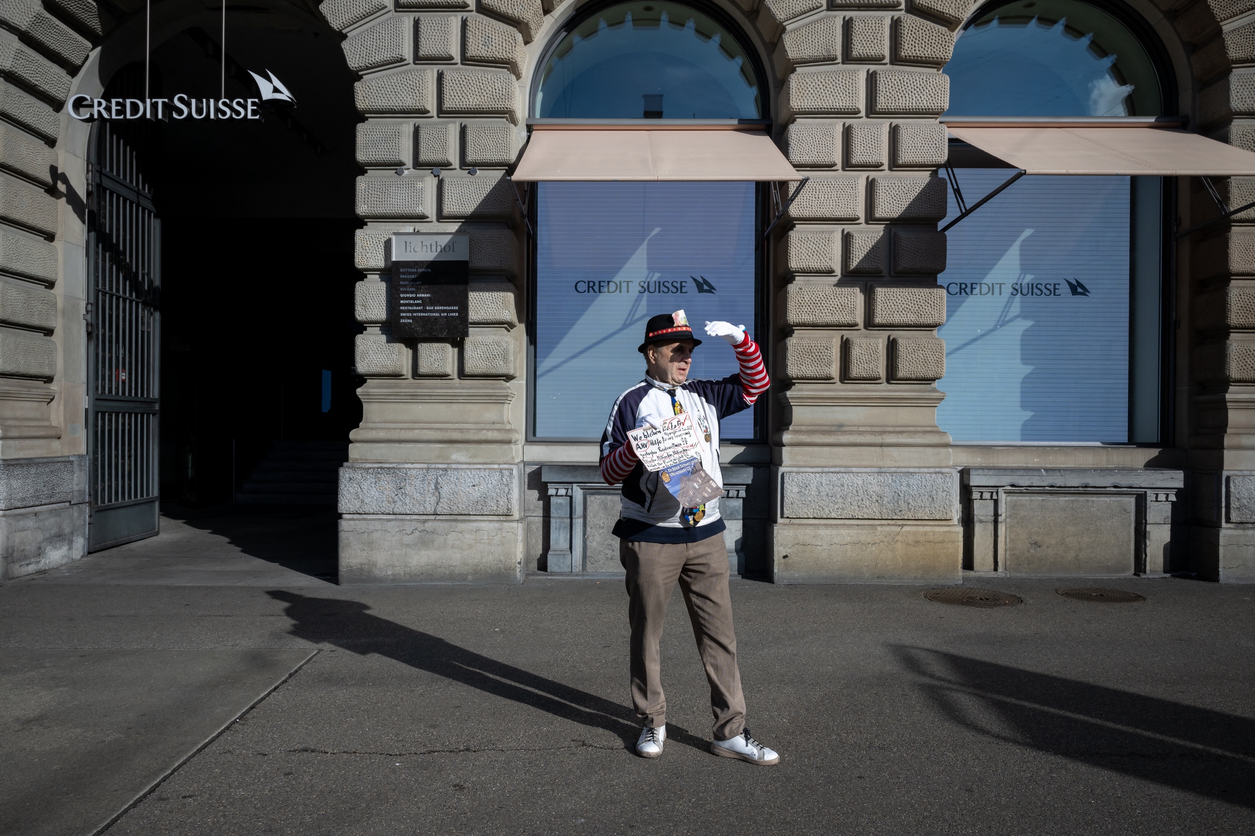 De Zwitserse financiële toezichthouder Finma overweegt een procedure te starten tegen de managers van Credit Suisse. Vorige week werd de op een na grootste bank van Zwitserland gered door concurrent UBS. Dat meldt persbureau Reuters op zondag.