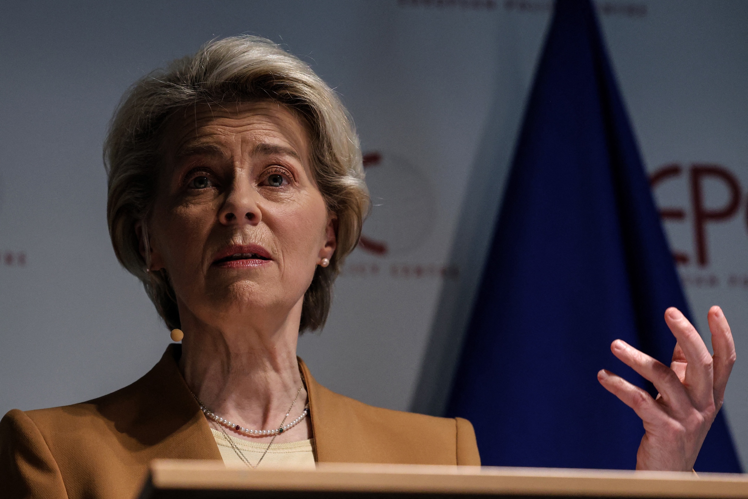 European Commission President Ursula von der Leyen will visit Chinese President Xi Jinping next week to discuss trade between the two superpowers.  The central question is how the trade can continue, although opinions differ.