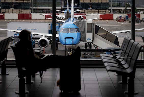 Reizigers op Schiphol. Met inachtneming van de nodige veiligheidsmaatregelen vanwege corona mag er weer gevlogen worden.