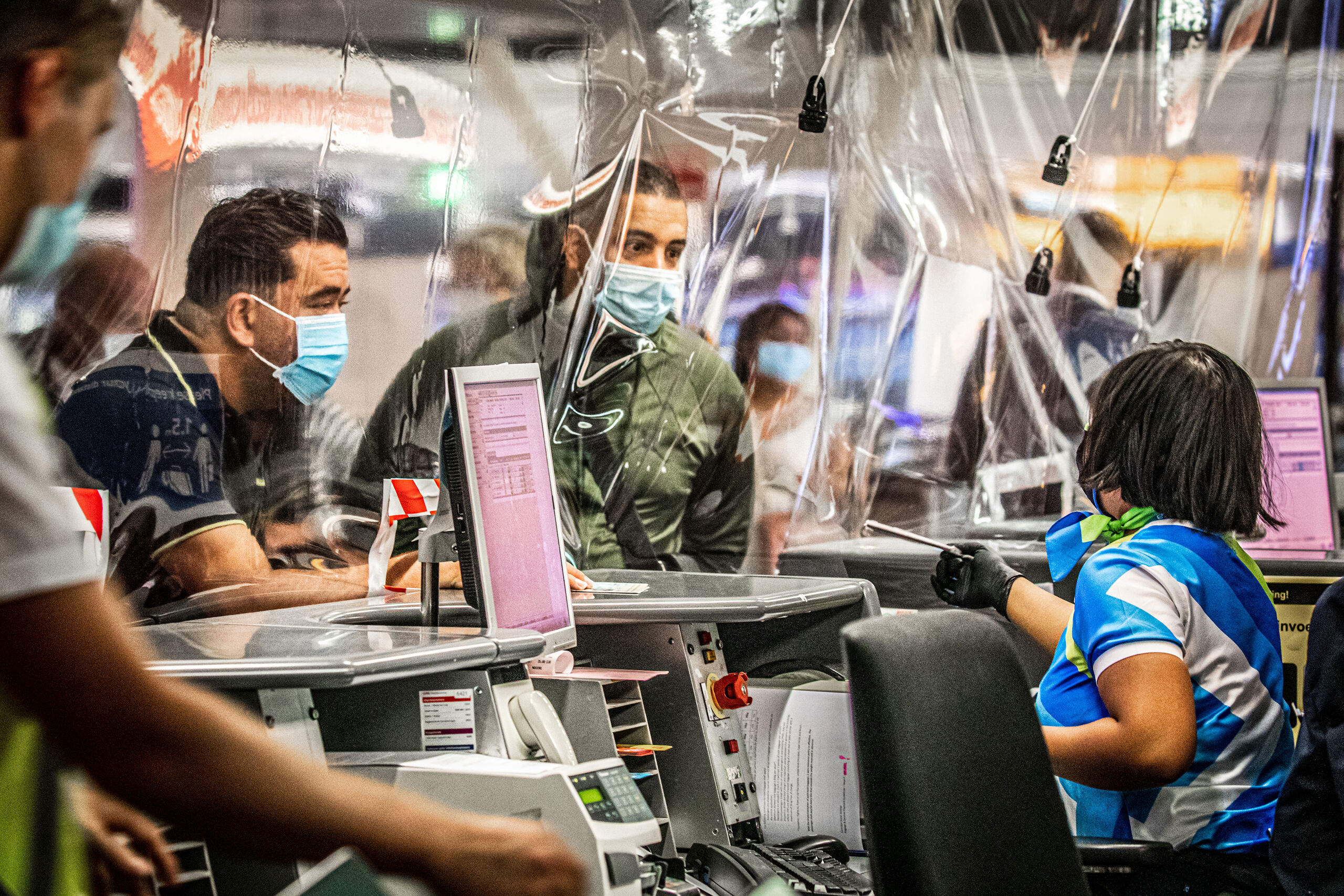 Passagiers bij de incheckbalie op Schiphol