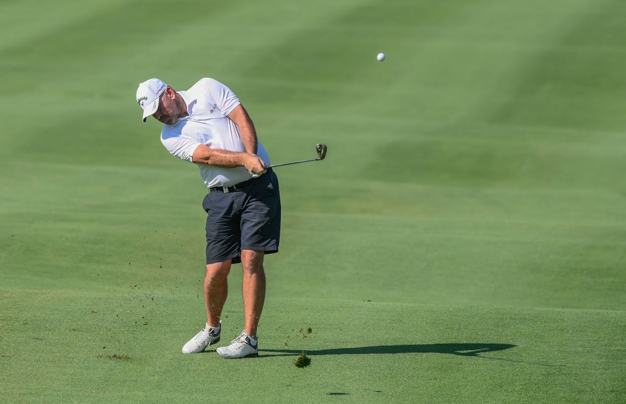 De Deen Thomas Bjorn speelt in shorts tijdens het Dunhill Championship Golf toernooi.