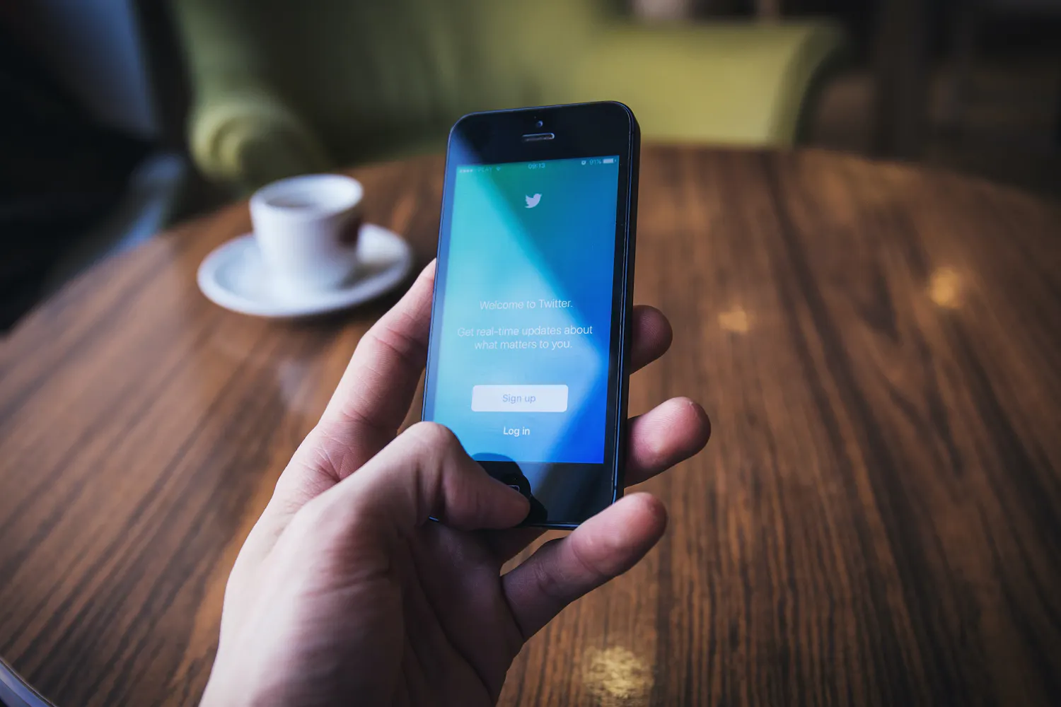 Alleen betalende twitteraars kunnen straks nog inloggen met sms | BNR ...