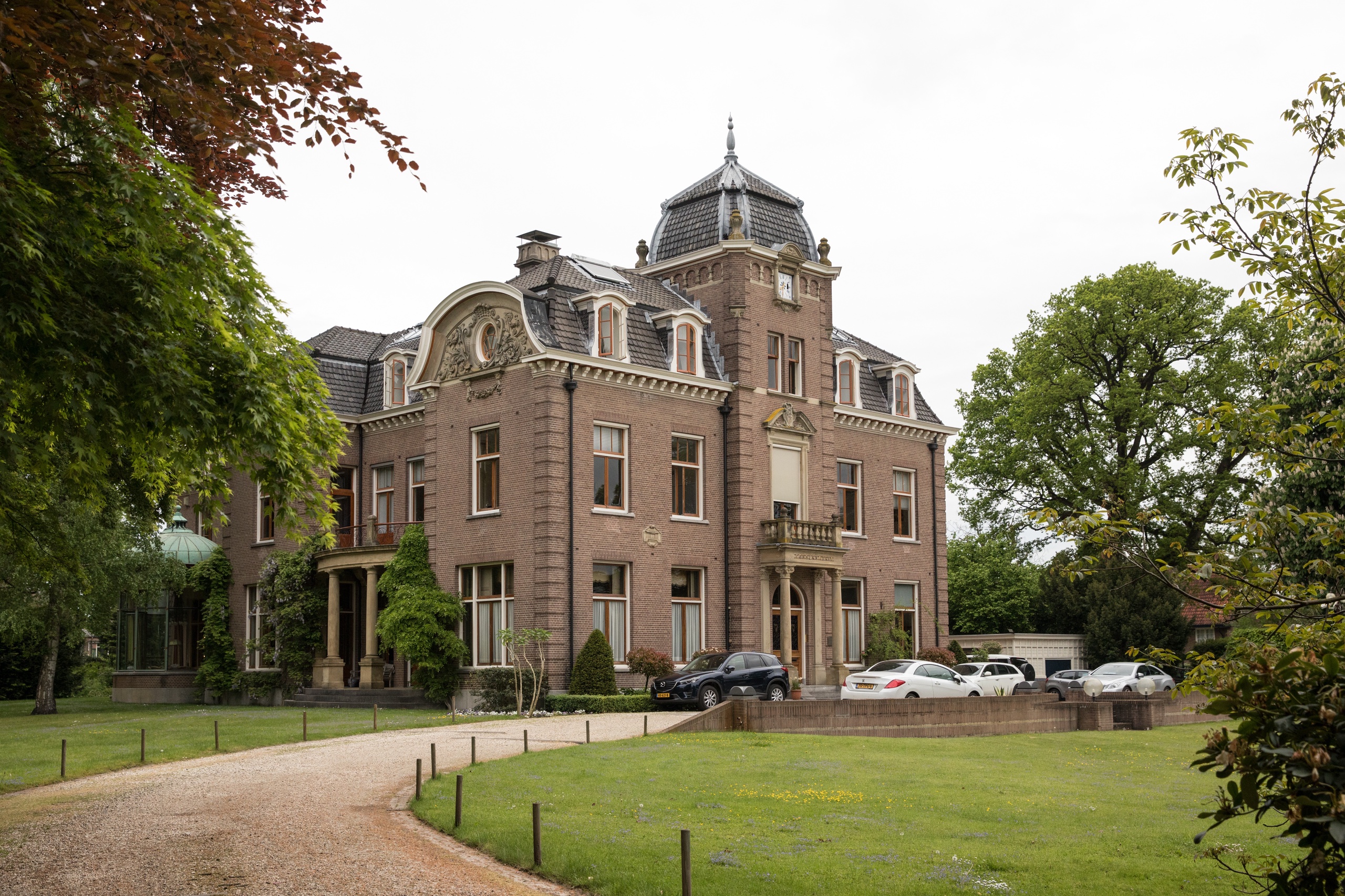 Huize Canton in Baarn waar tot 2017 verzekeraar Conservatrix was gevestigd. De villa was ook de plaats delict van de Baarnse moordzaak waar de broers Henny in de jaren '60 bij betrokken waren. 