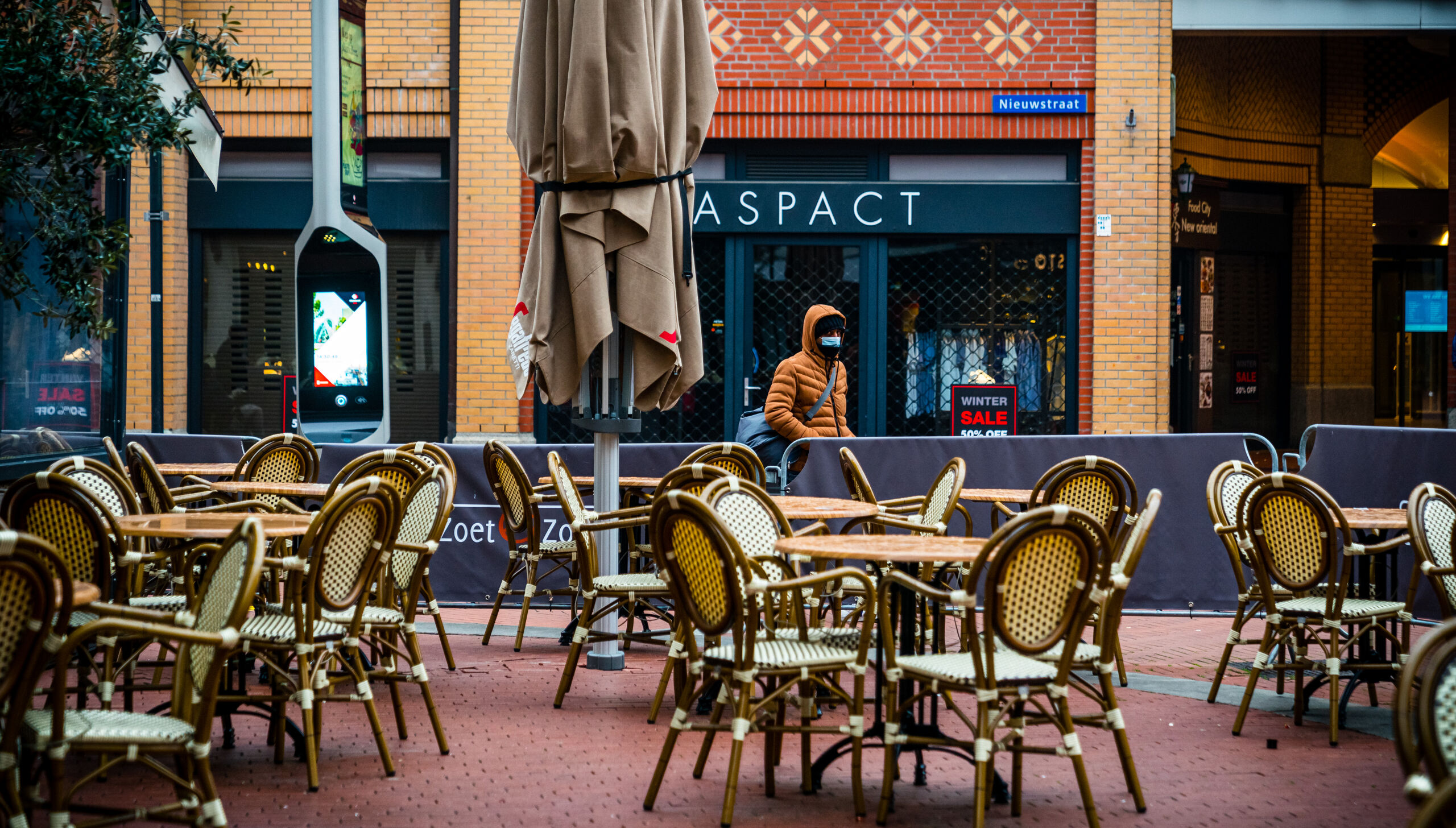 Gesloten restaurants en dichte cafés tijdens de harde lockdown in de binnenstad van Eindhoven.