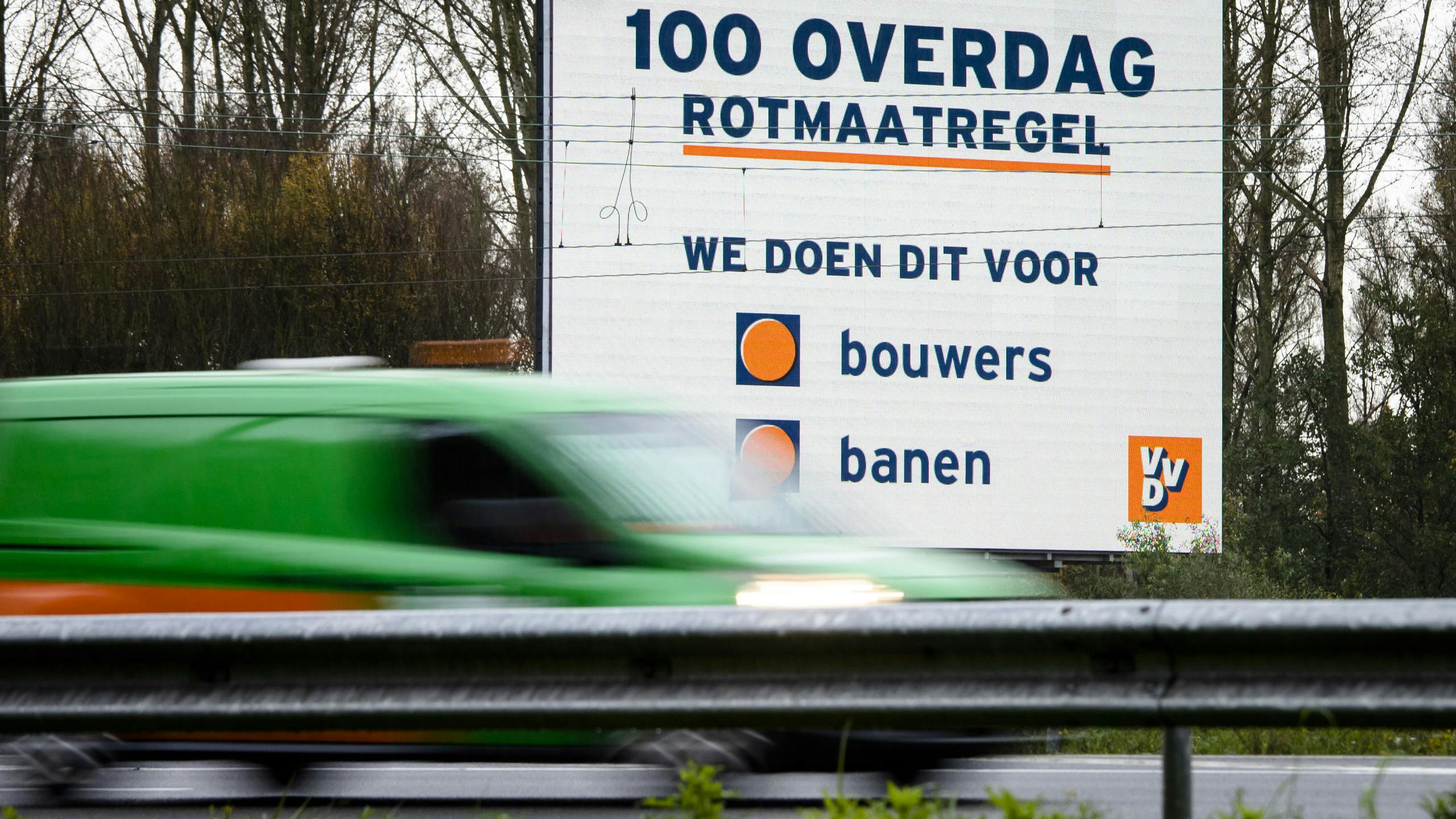 Een bord van de VVD langs de A12 bij Zoetermeer. Minister-president Mark Rutte noemde de snelheidsverlaging een 'rotmaatregel', die niettemin nodig is om te voorkomen dat banen verloren gaan.
