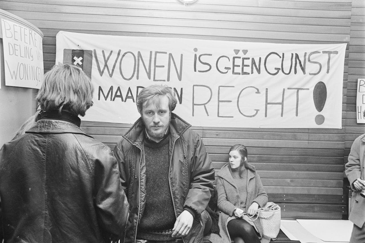 Een groep jonge Amsterdammers bezette in de jaren zeventig het Centraal Bureau voor de Huisvesting te Amsterdam.