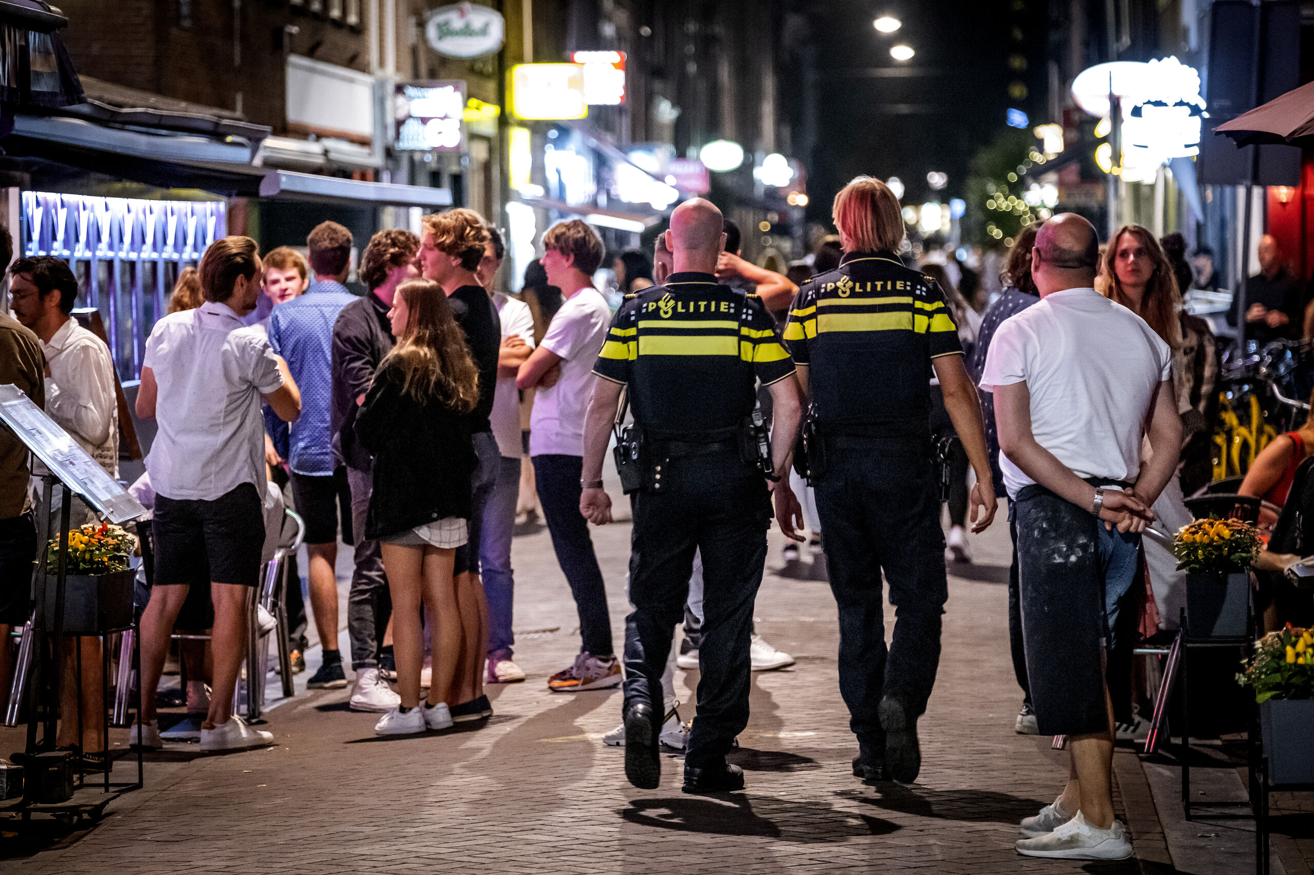 Politie houdt toezicht op het Leidseplein in Amsterdam. 