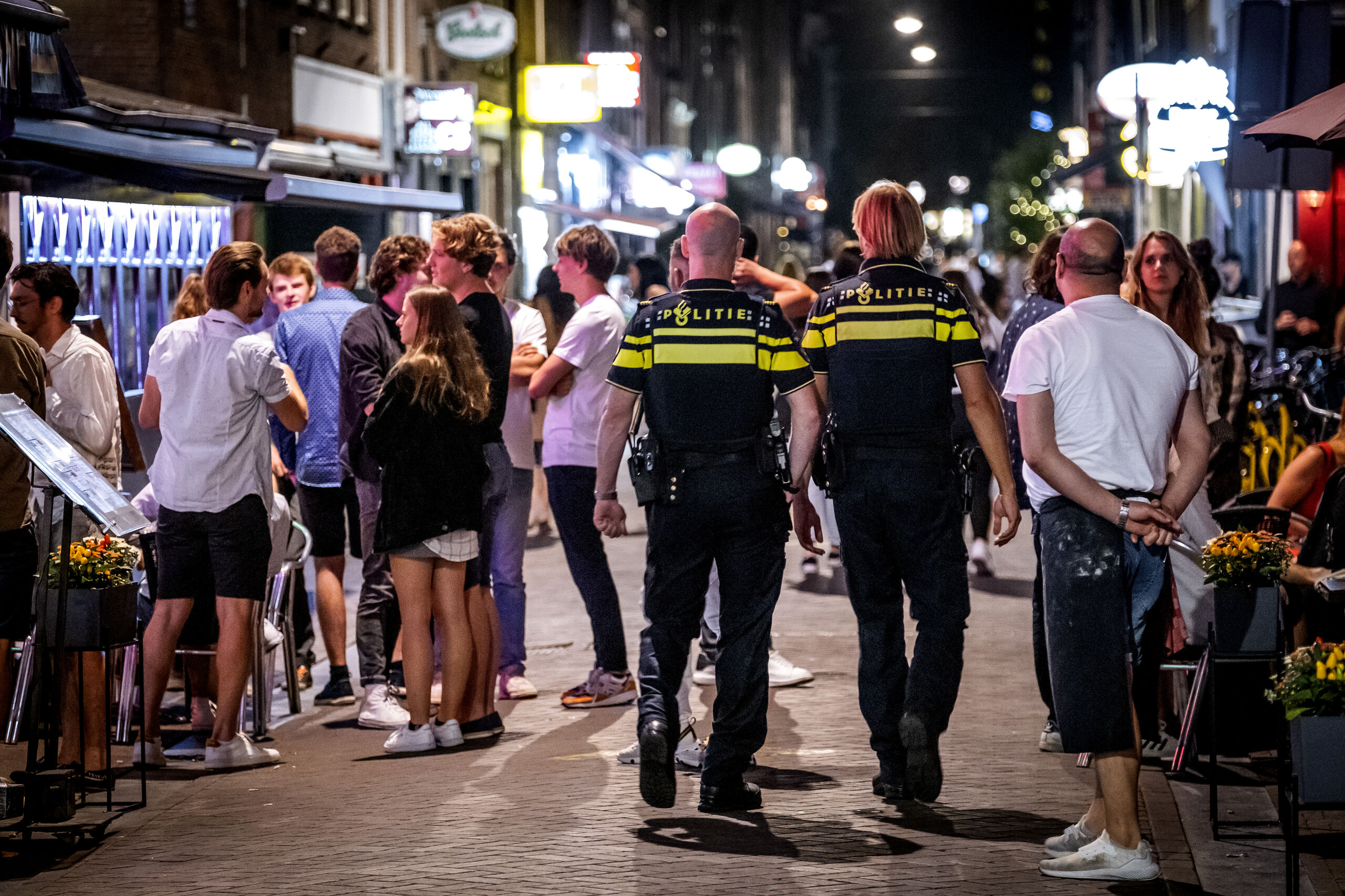 Politie houdt toezicht op het Leidseplein in Amsterdam.