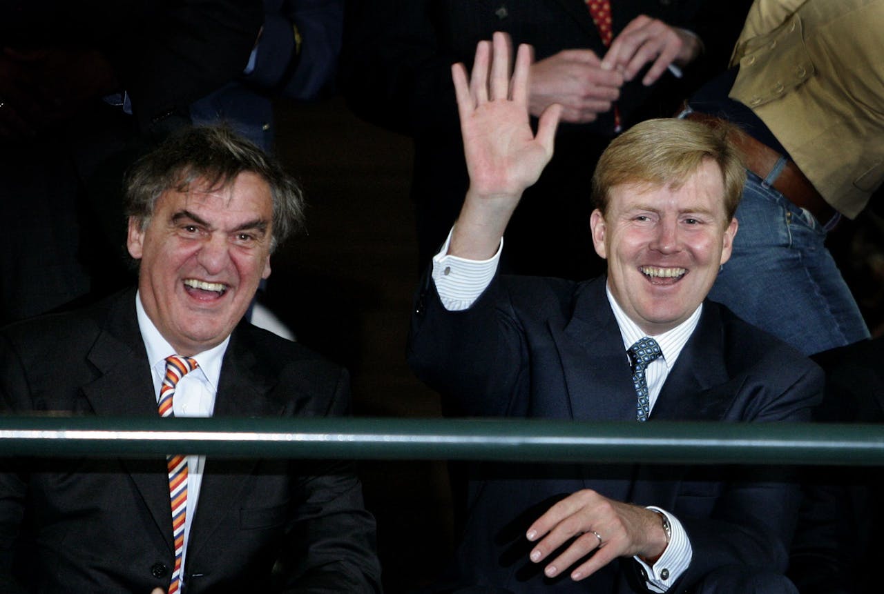 2005-10-26 20:40:40 NLD-20051026-ROTTERDAM: Kroonprins Willem-Alexander en Andre Bolhuis, voorzitter van de hockeybond wonen woensdagavond in Rotterdam de benefiet-hockeywedstrijd bij voor de slachtoffers van de aardbeving in Pakistan en India. ANP FOTO/OLAF KRAAK,NLD-20051026-ROTTERDAM: Kroonprins Willem-Alexander en Andre Bolhuis, voorzitter van de hockeybond wonen woensdagavond in Rotterdam de benefiet-hockeywedstrijd bij voor de slachtoffers van de aardbeving in Pakistan en India. ANP FOTO/OLAF KRAAK