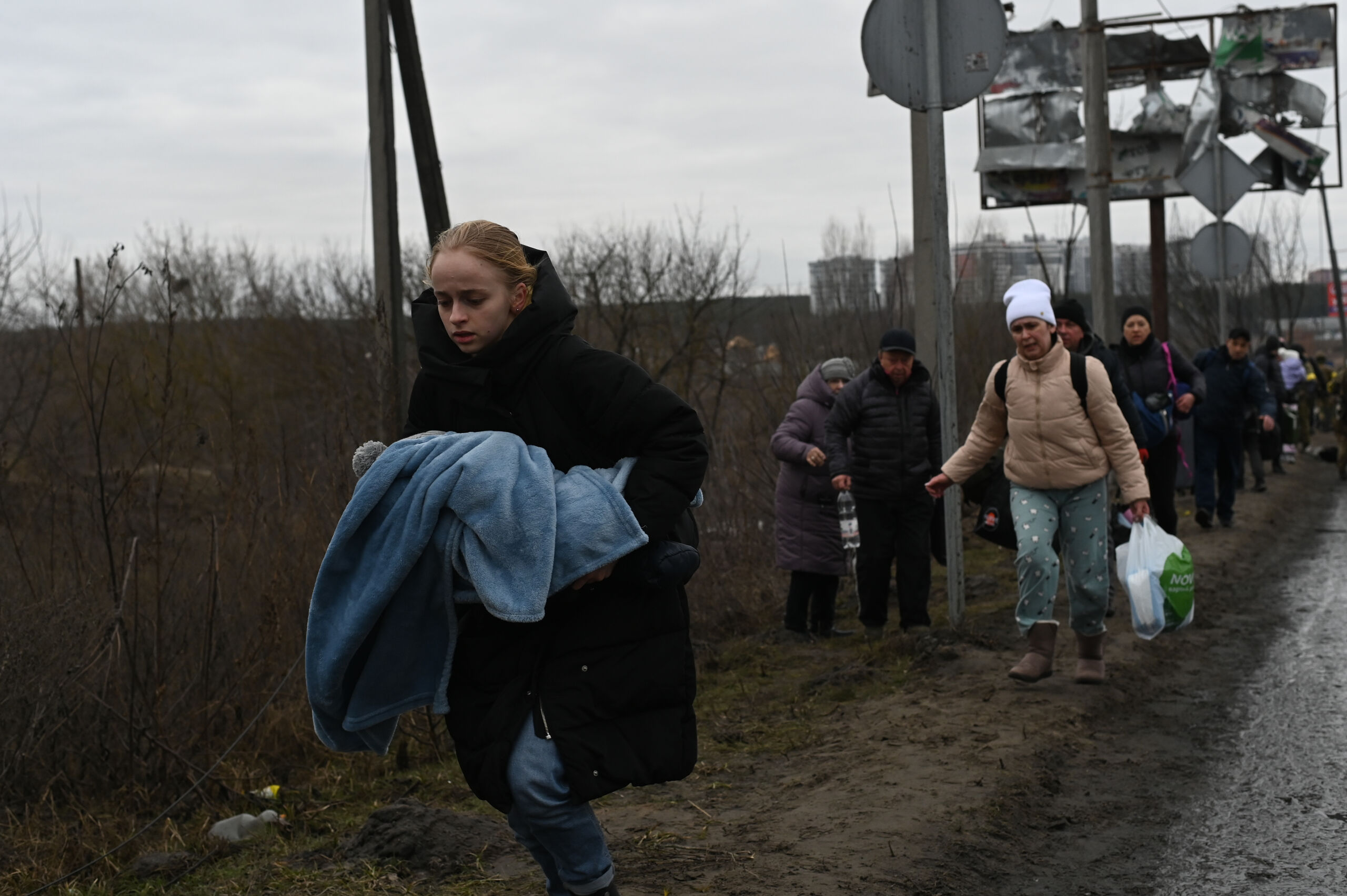 Bewoners ontvluchten Irpin, ten noorden van Kiev