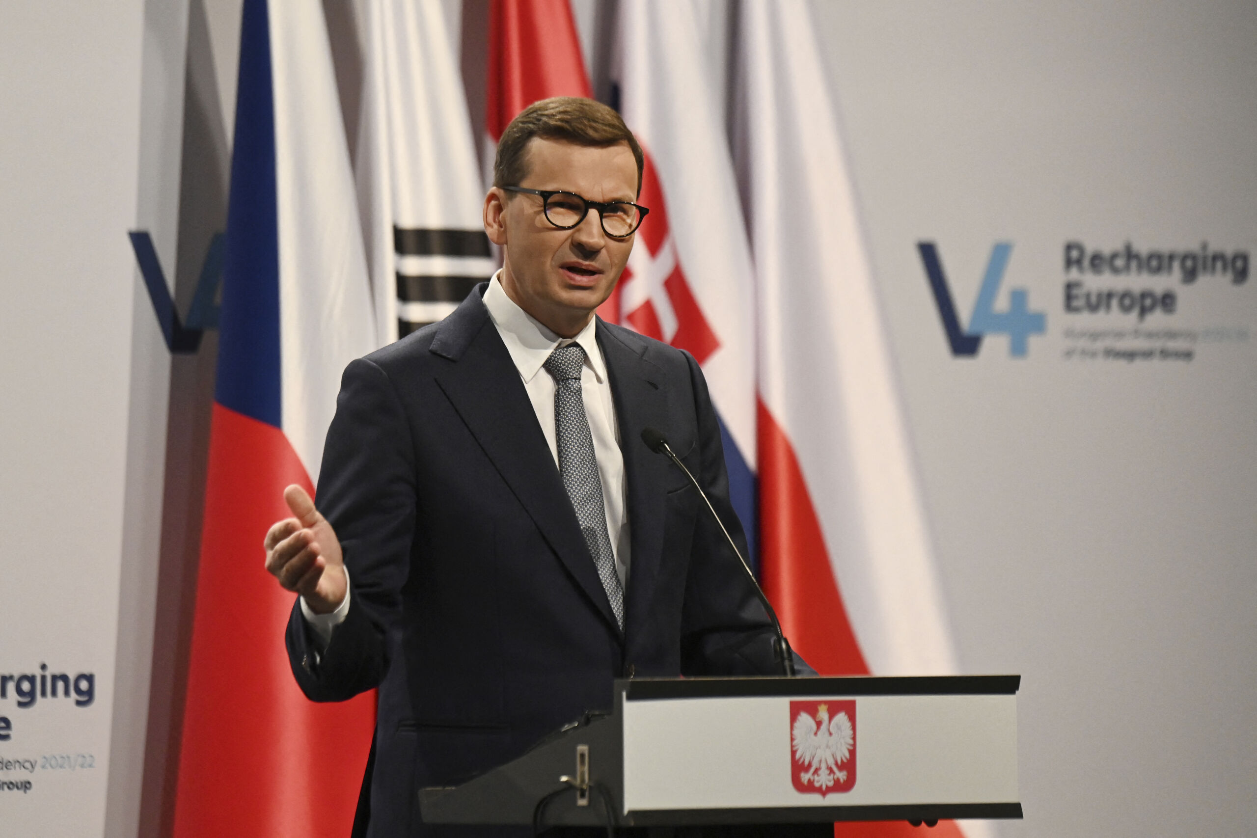 De Poolse premier Mateusz Morawiecki op een persconferentie in Hongarije. 