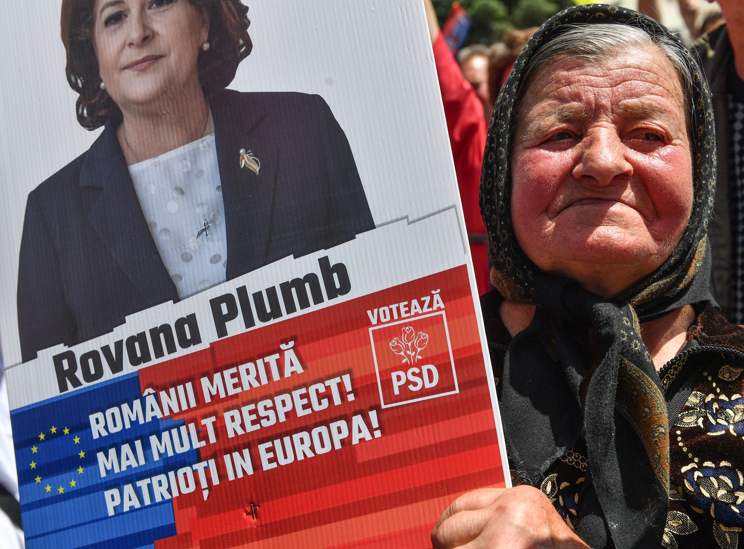 'Roemenië verdient meer respect! Patriotten in Europa!' zo werd geadverteerd voor de Roemeense Rovana Plumb, de topkandidaat voor Europa van de Roemeense sociaaldemocraten.