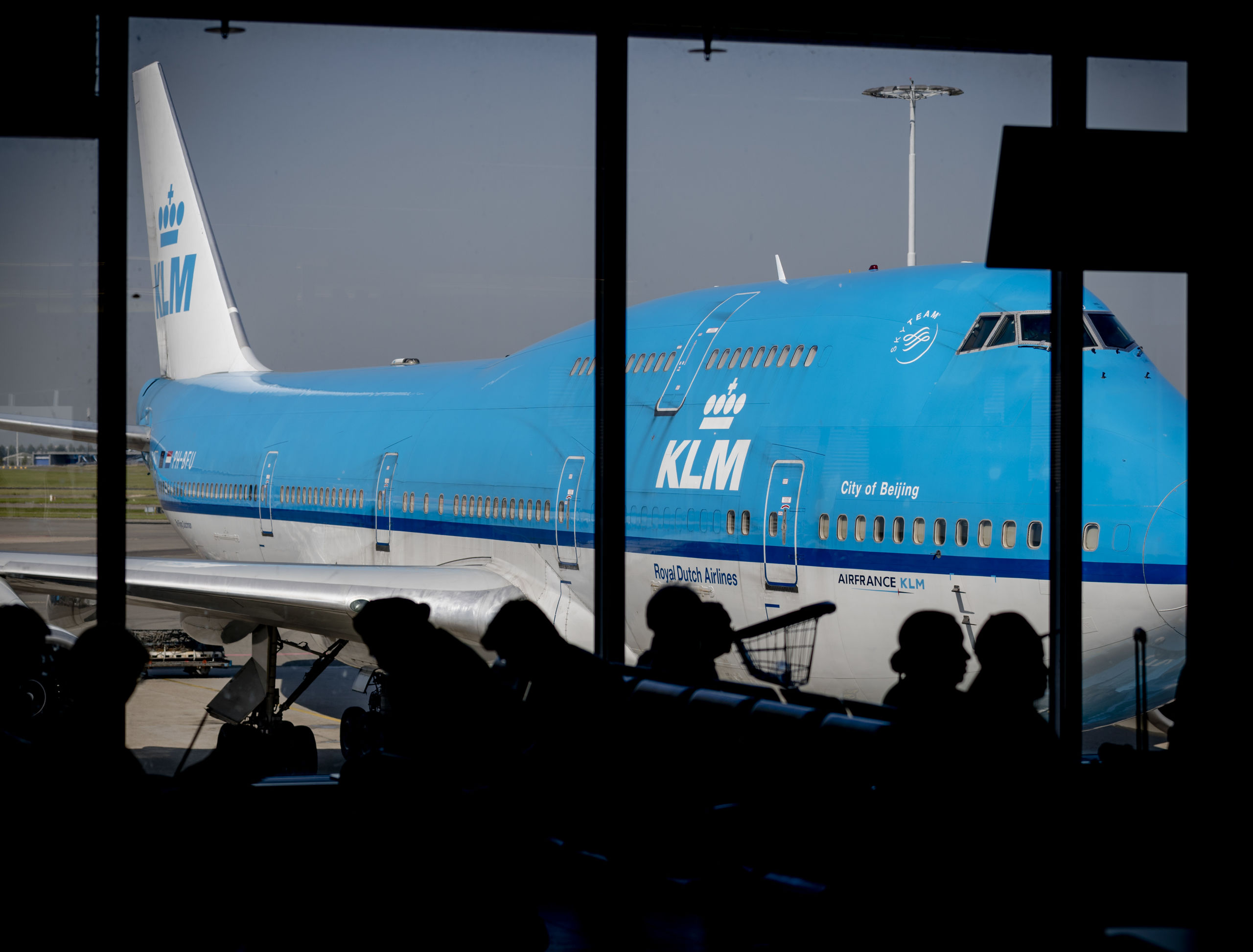 Een vliegtuig van luchtvaartmaatschappij KLM op Schiphol.