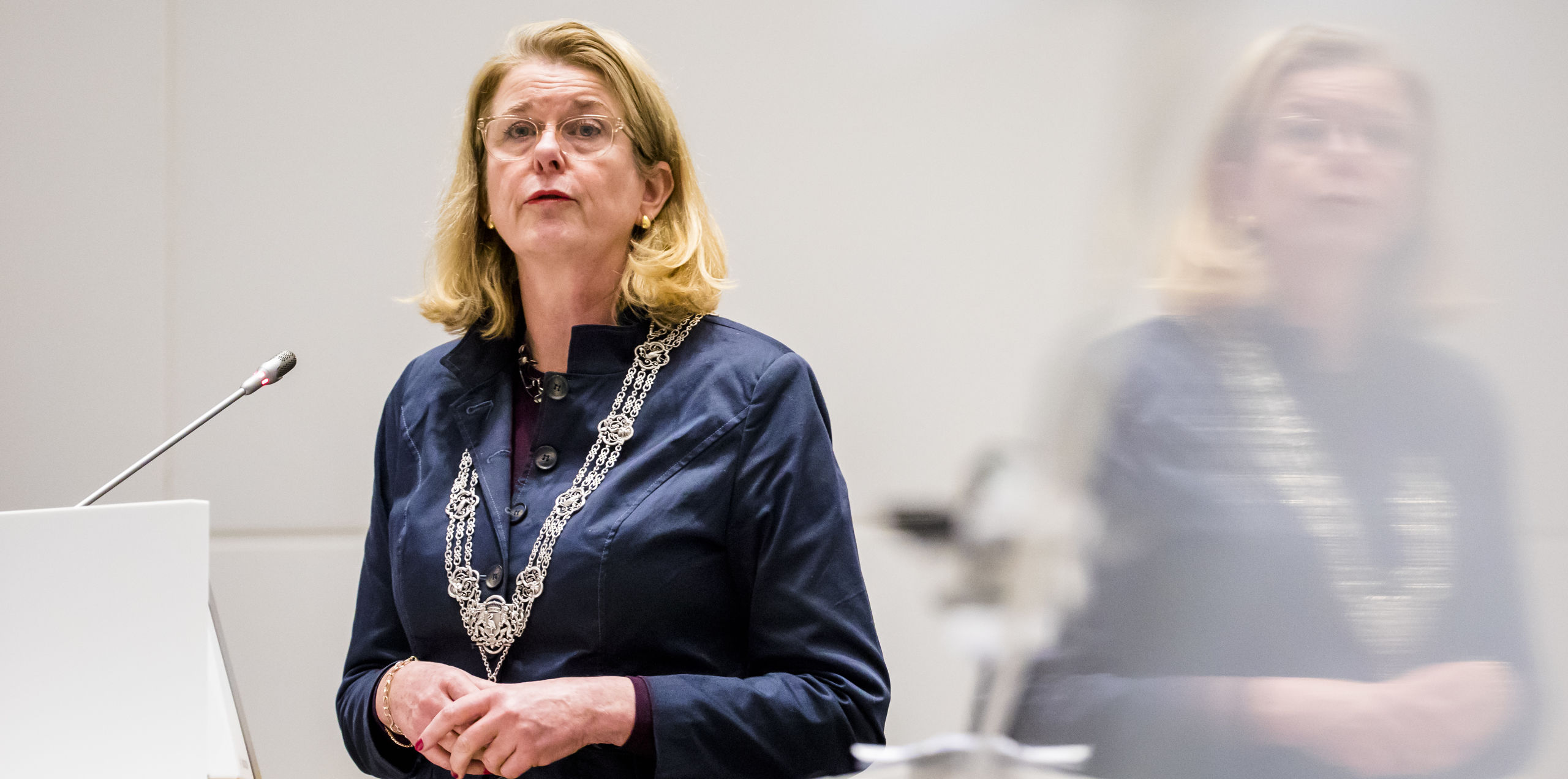 Burgemeester Pauline Krikke tijdens een vergadering van de gemeenteraad. Op de agenda staan de vreugdevuren op Scheveningen en Duindorp tijdens oudejaarsnacht.