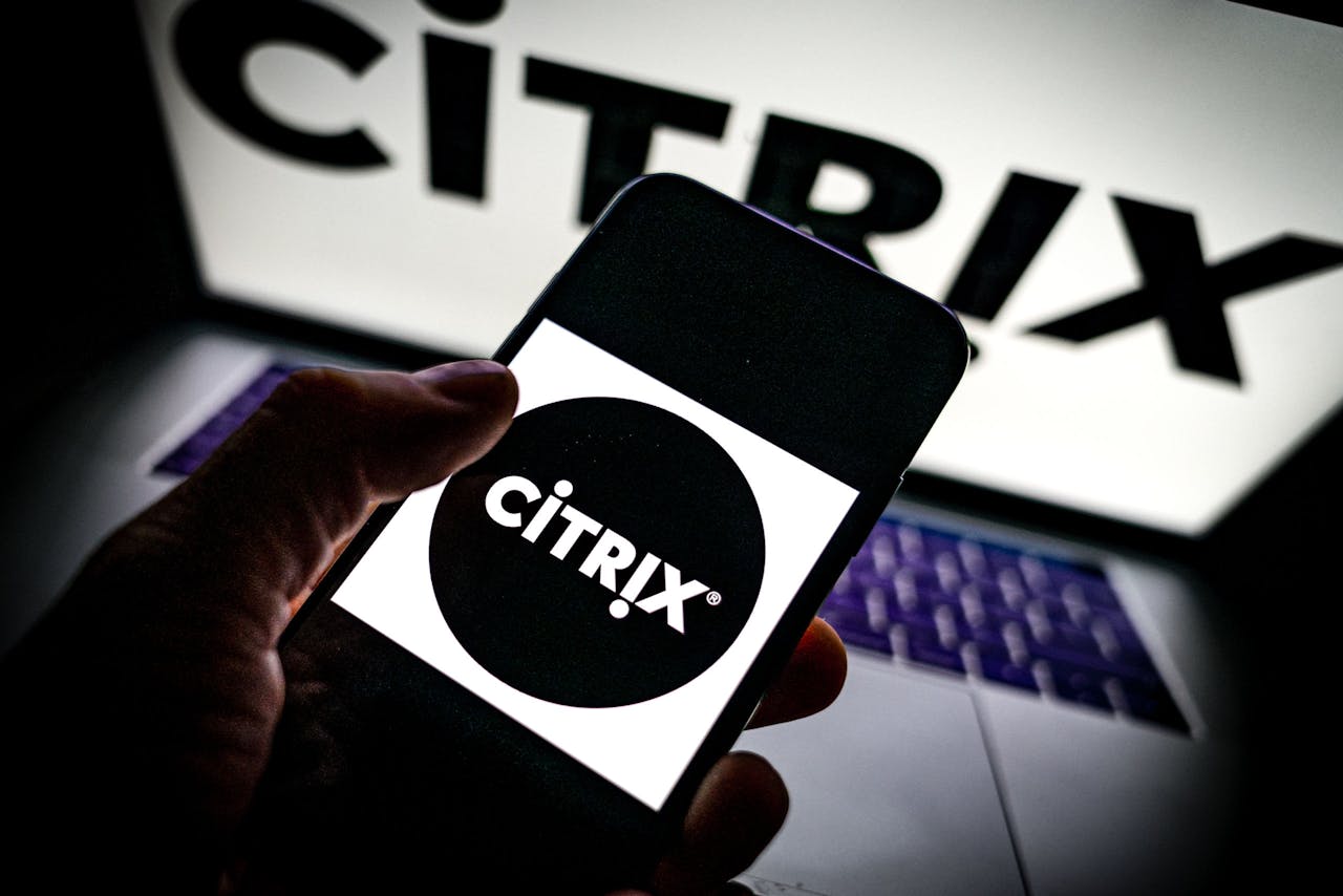Een laptop en telefoon met het logo van Citrix.