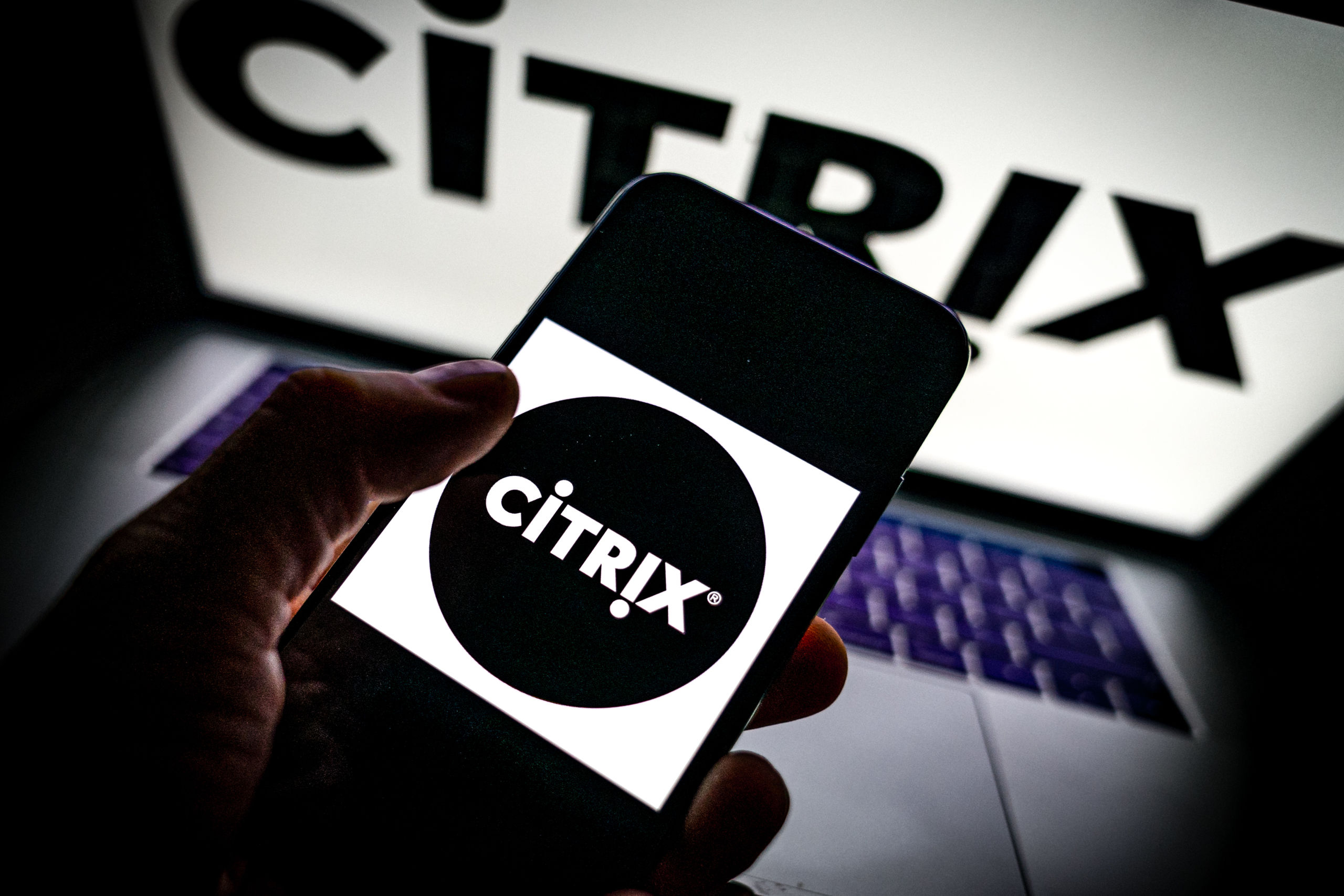Een laptop en telefoon met het logo van Citrix.