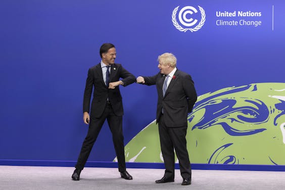 Demissionair premier Mark Rutte en premier Boris Johnson op de klimaattop in Glasgow.