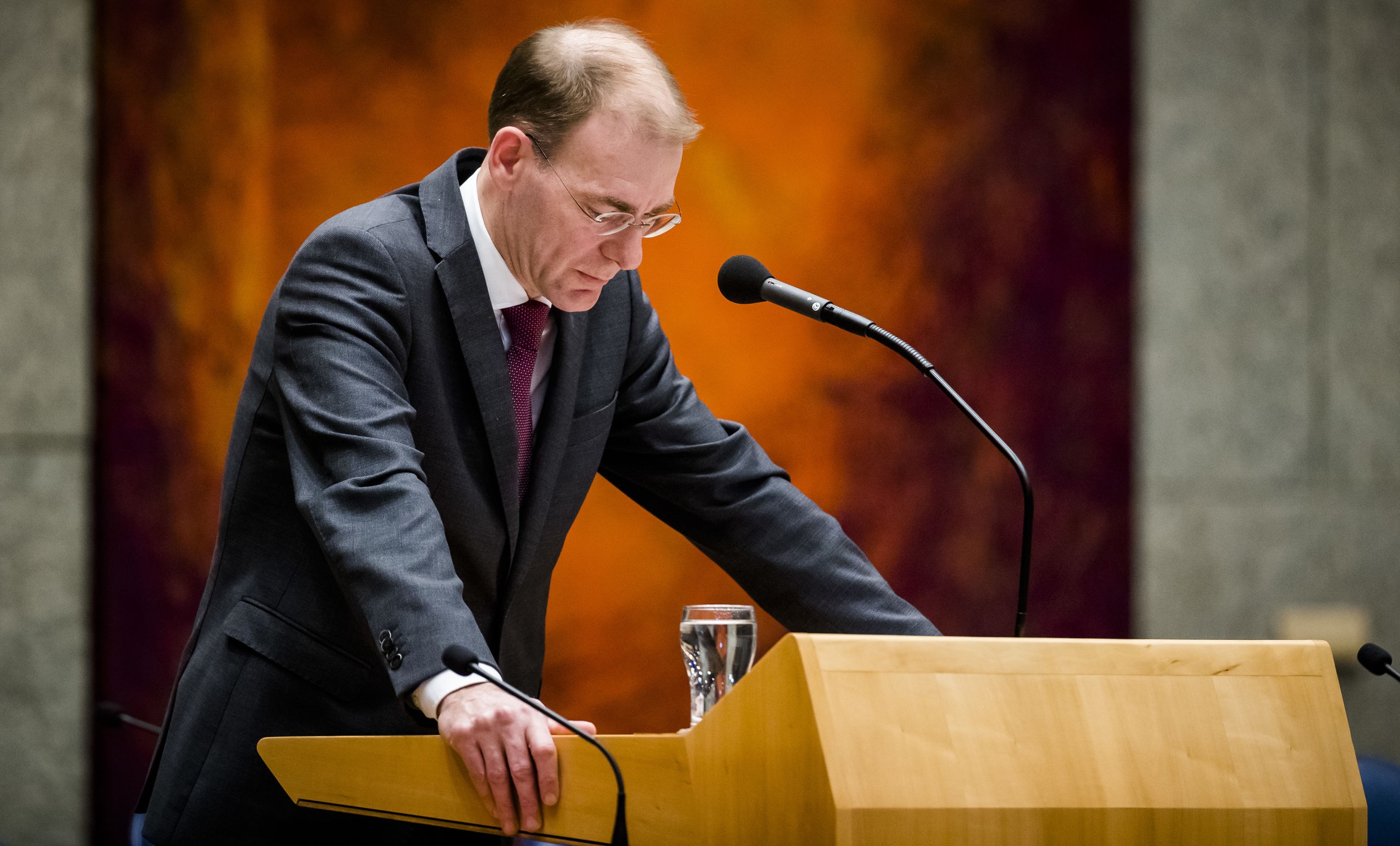 Staatssecretaris Menno Snel van Financien maakt zijn aftreden bekend tijdens een debat in de Tweede Kamer over de door ouders ontvangen dossiers inzake de kinderopvangtoeslagaffaire.