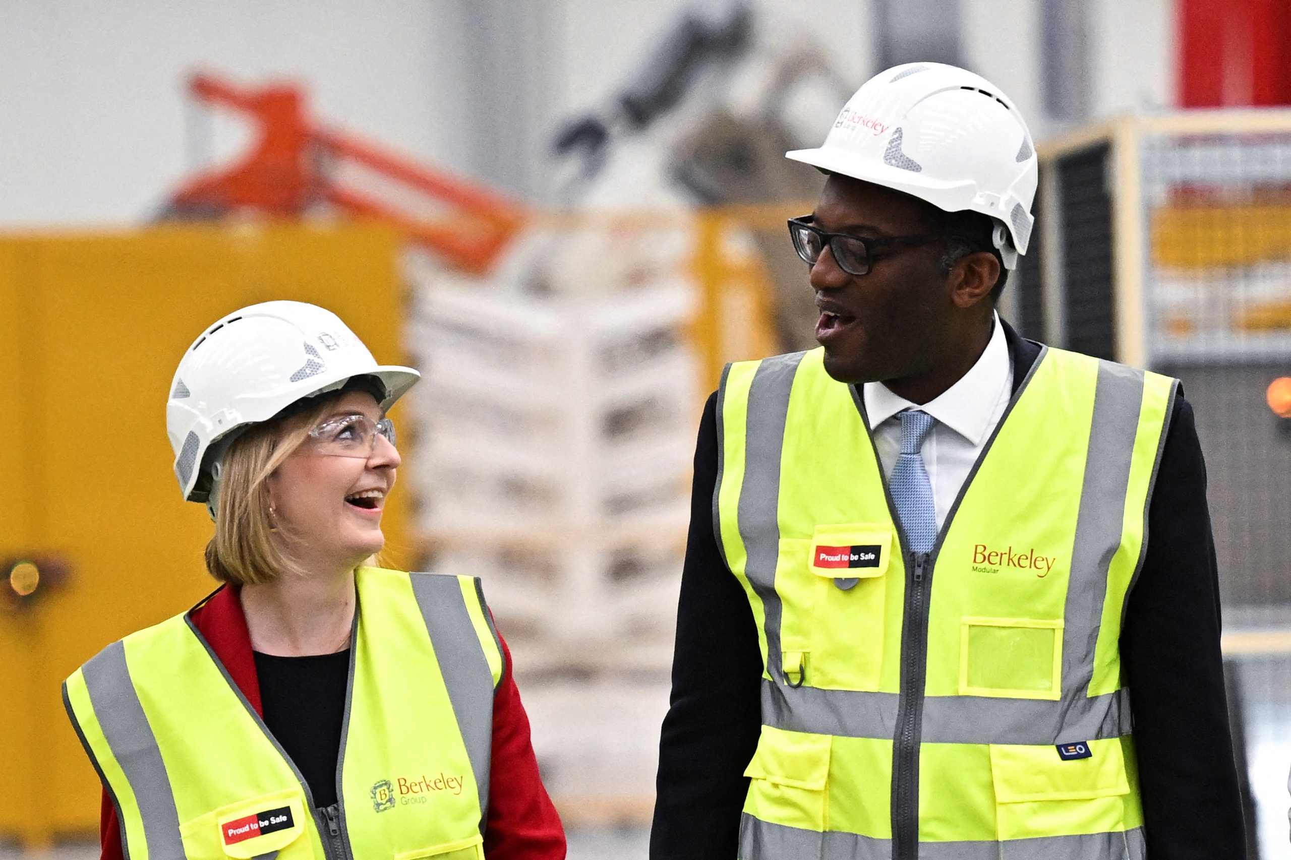 Premier Liz Truss en haar minister van Financien Kwasi Kwarteng. Zowelin het binnenland als daarbuiten is er vee kritiek op de plannen van de Britse regering om de economie vlot te trekken en de inflatie te bestrijden met belastingverlichting voor de rijken. 