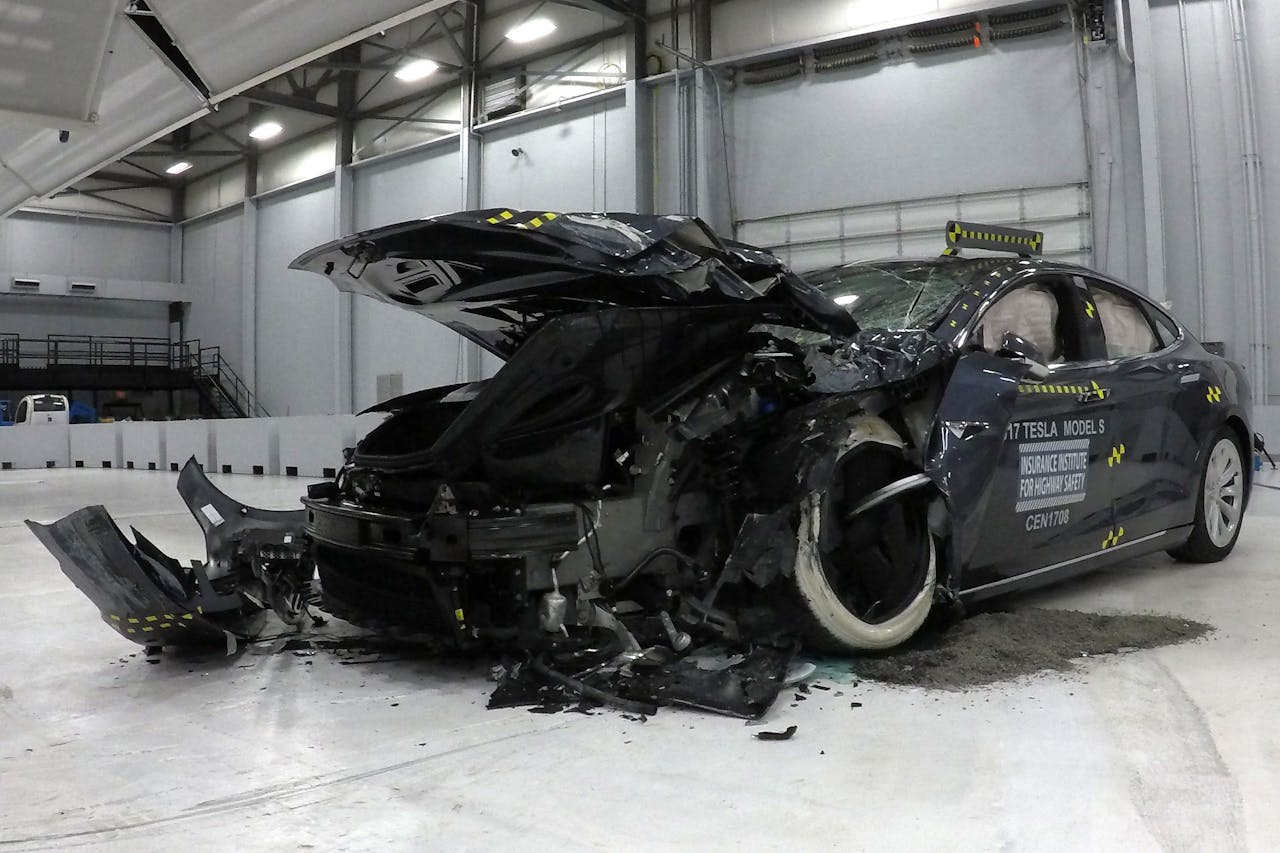 Een gecrasht Tesla-testmodel